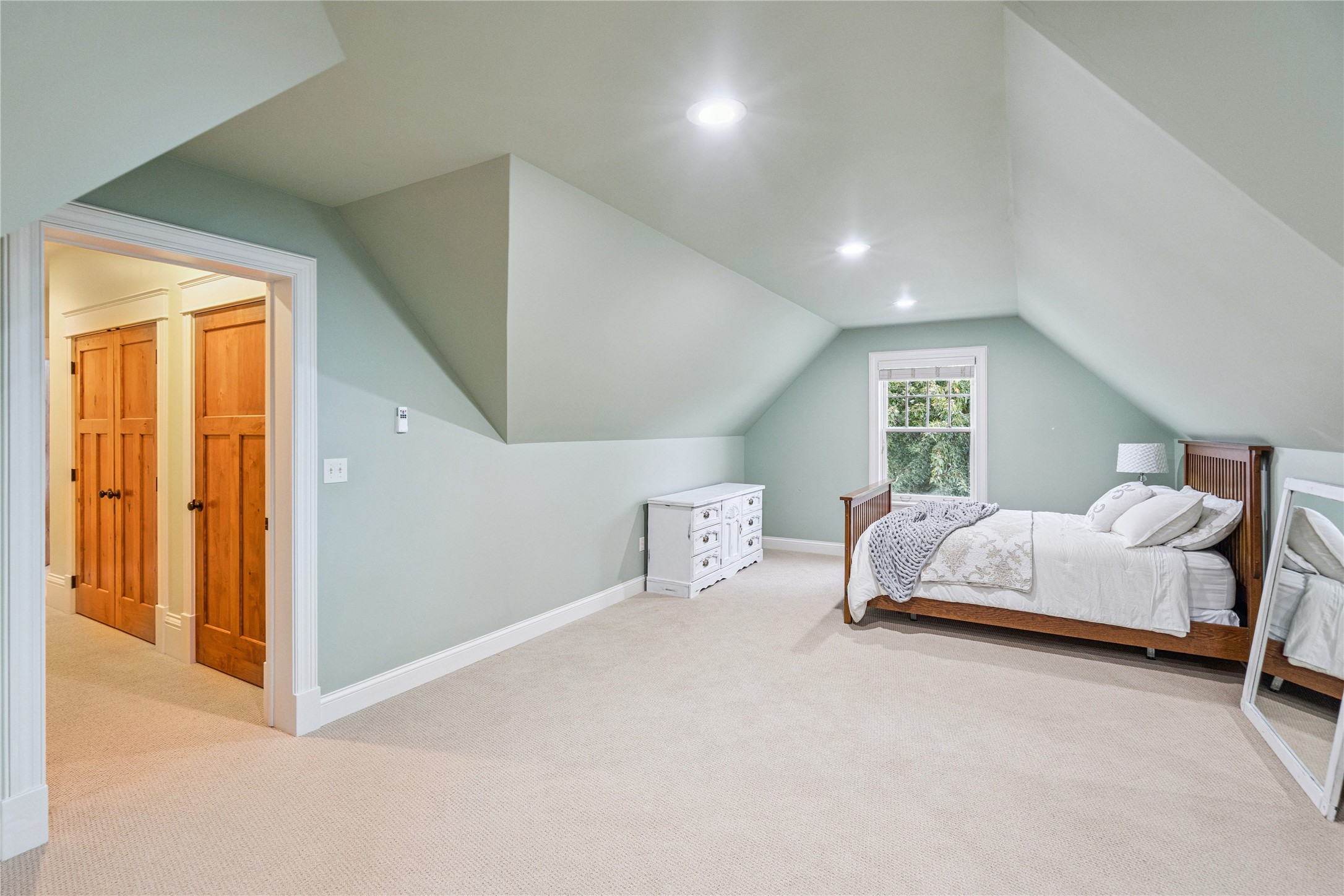 1025 Meadow Crest Drive