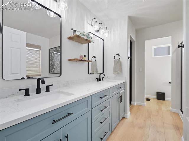 6871 Red Cardinal Loop