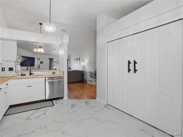 2496537
