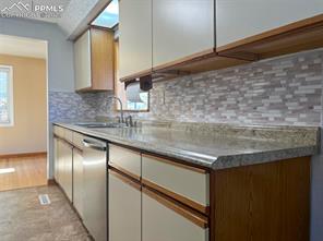 805 Nickerson