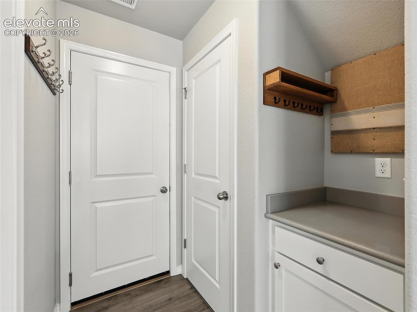 6222 Barr Point