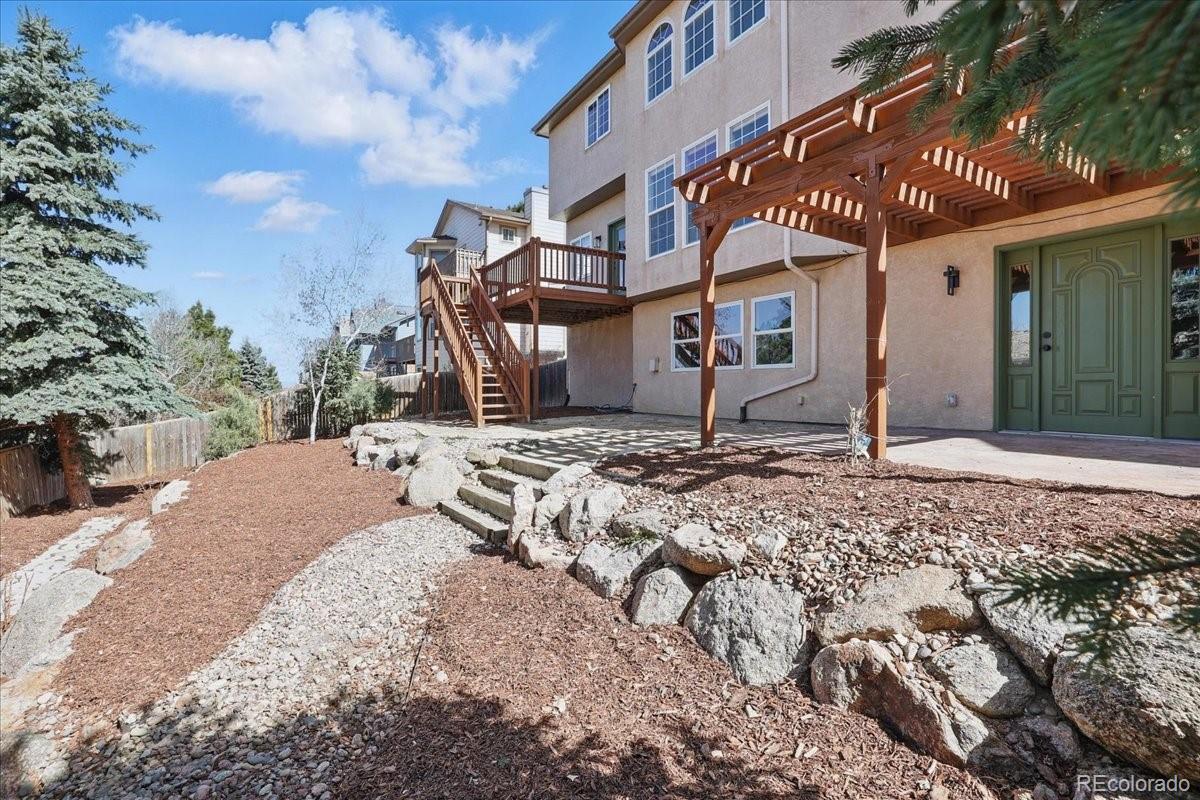 5560 Saddle Rock Road