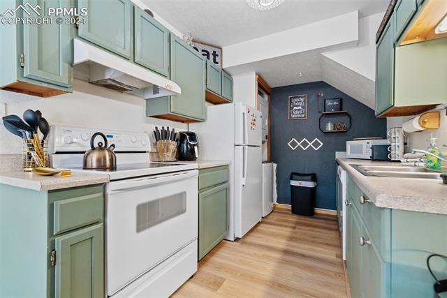 912 Meadow Creek Drive