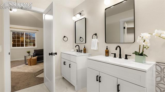 5560 Saddle Rock Road