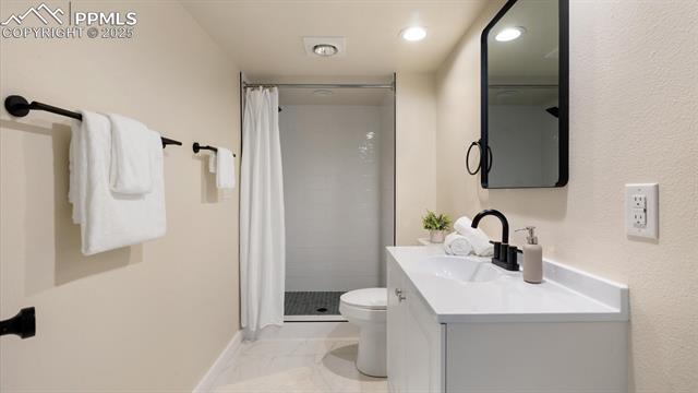 5560 Saddle Rock Road