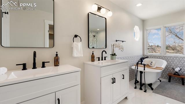 5560 Saddle Rock Road