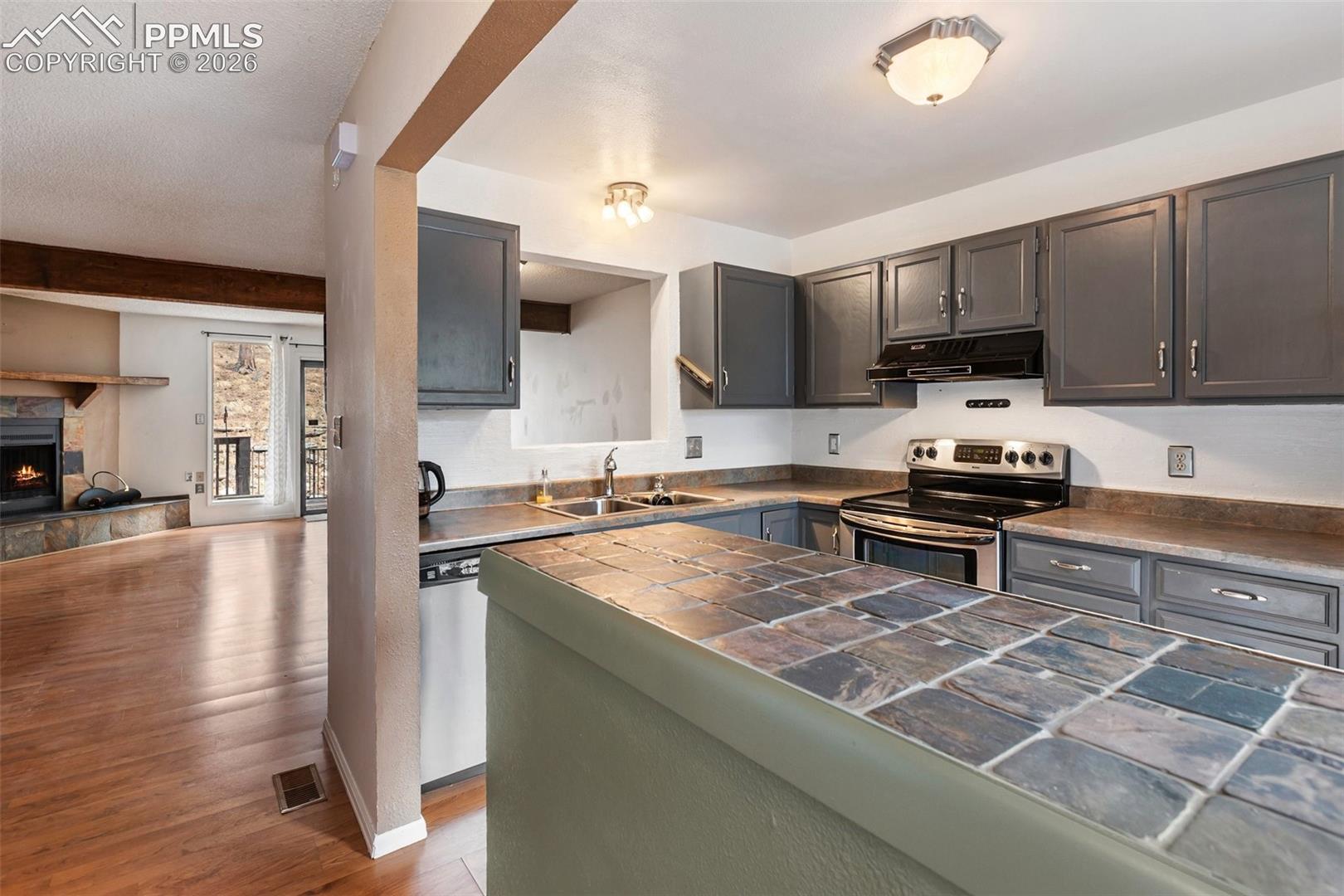 560 Manor Court Unit: C