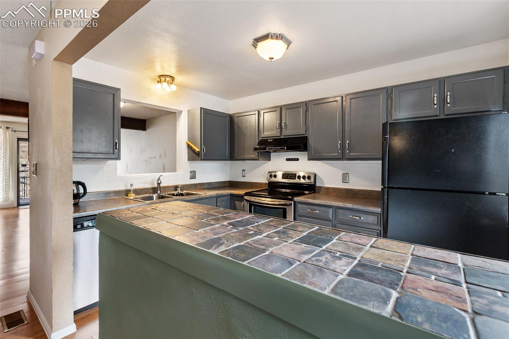 560 Manor Court Unit: C