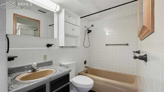 411 Lakewood Circle B709