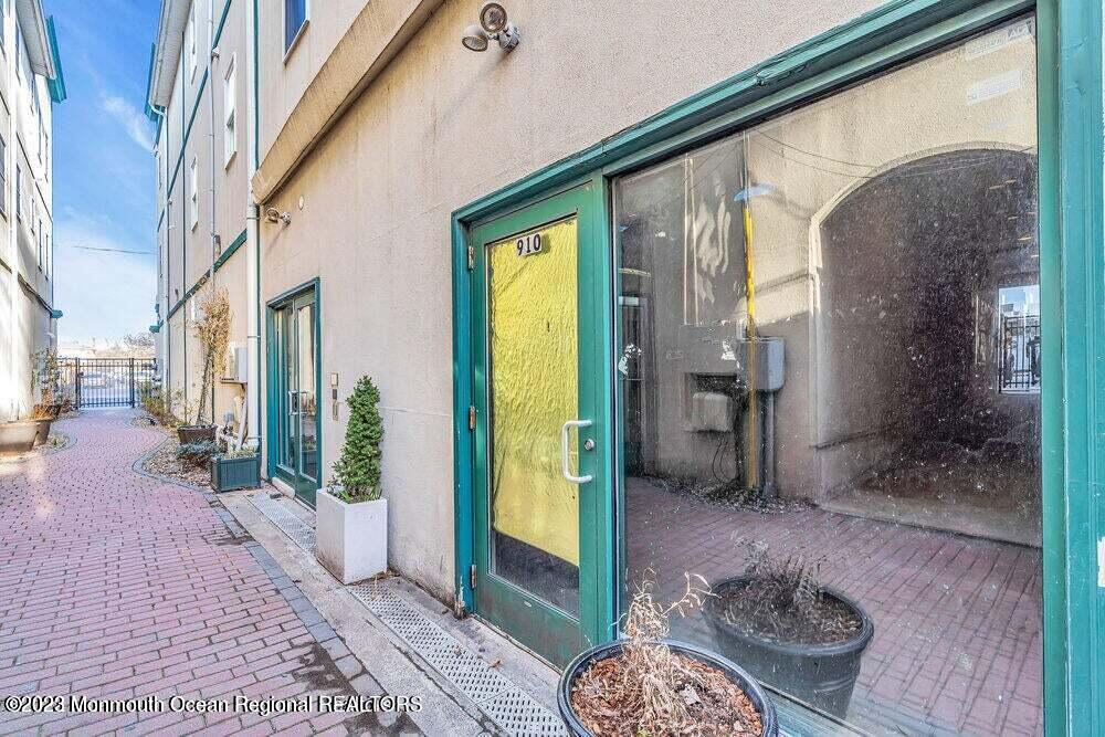 910 Main Street, 2101