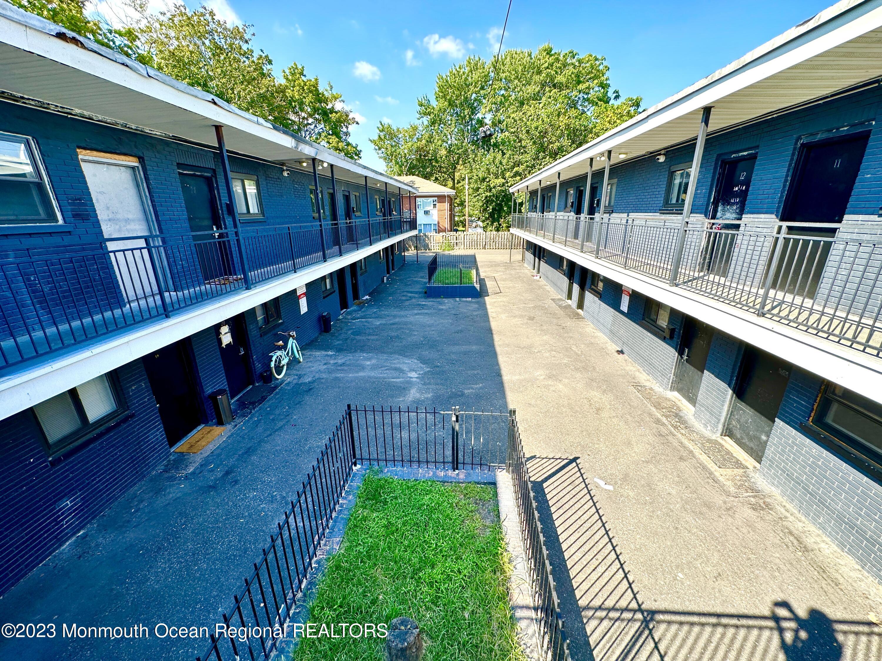 1215 Springwood Avenue, 29-32