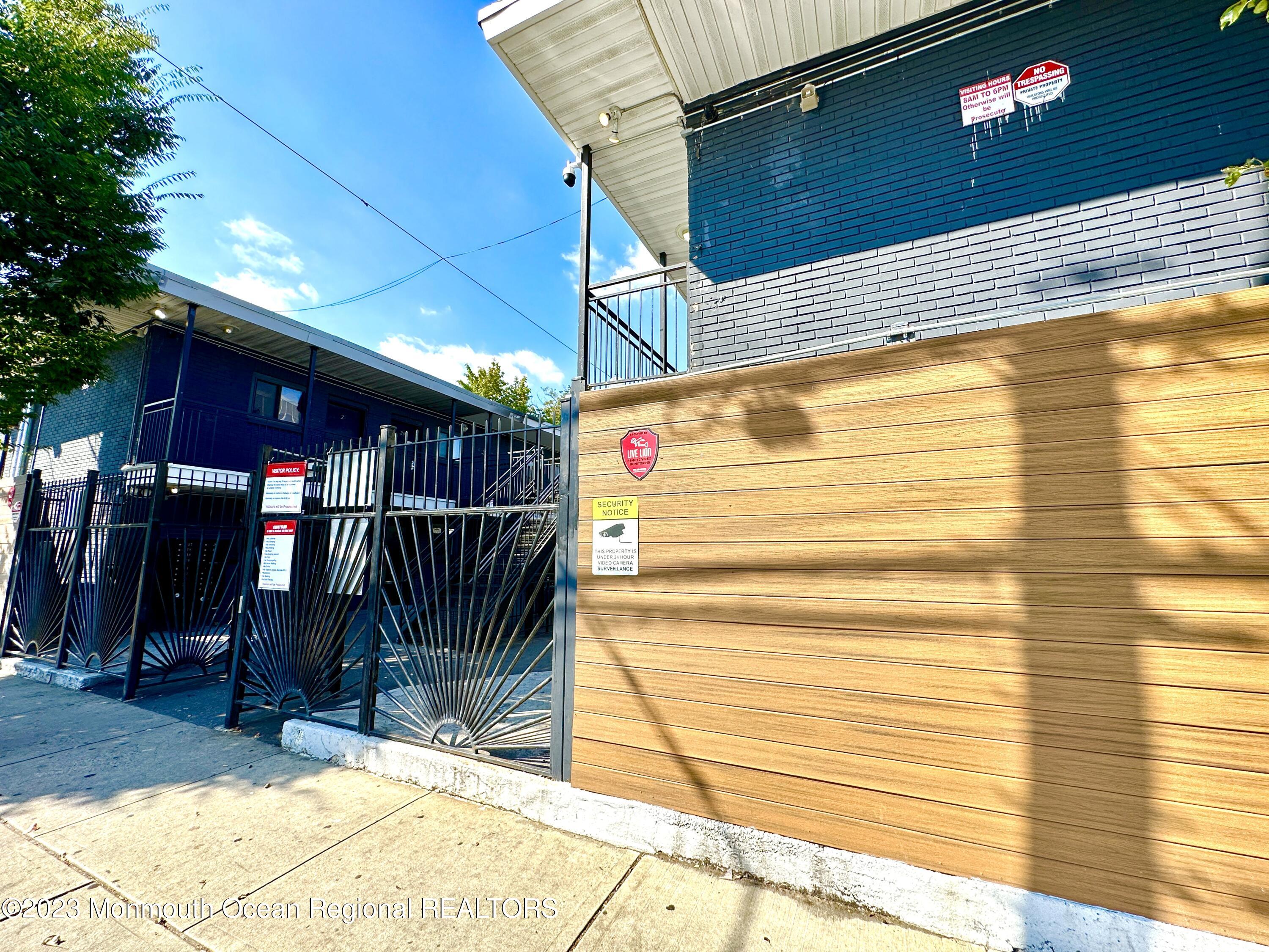 1215 Springwood Avenue, 29-32