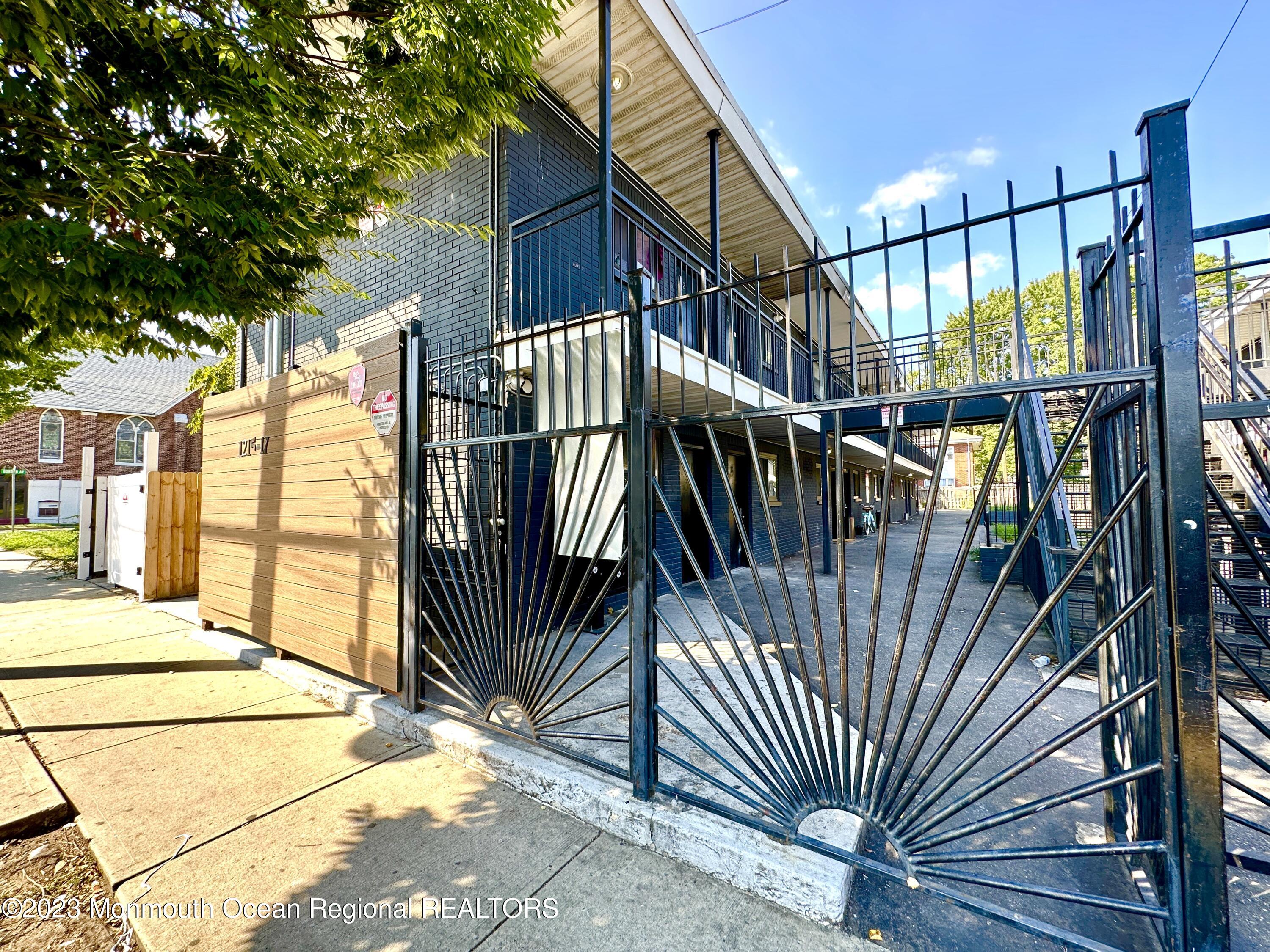 1215 Springwood Avenue, 29-32