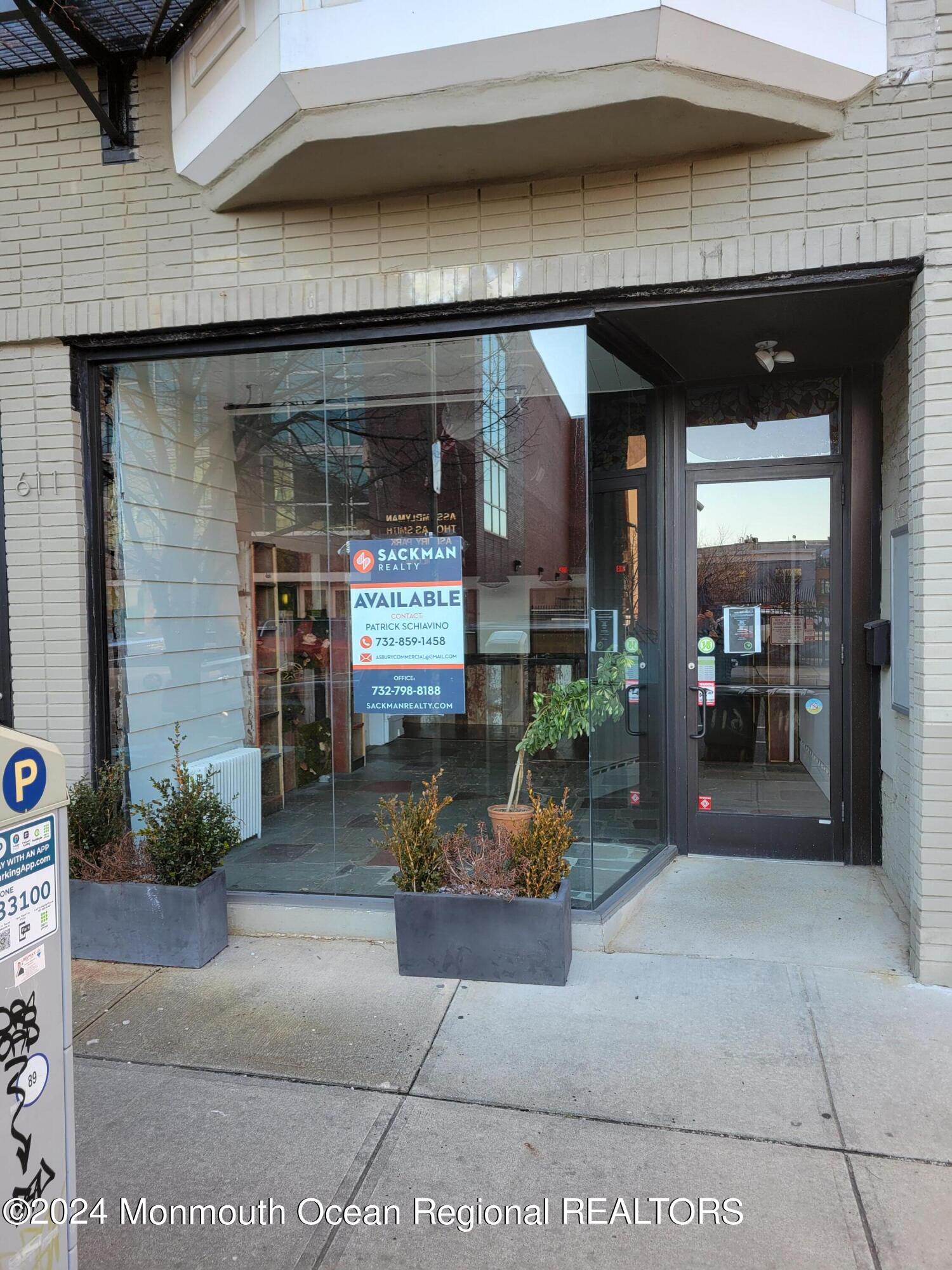 611 Bangs Avenue, 1-E