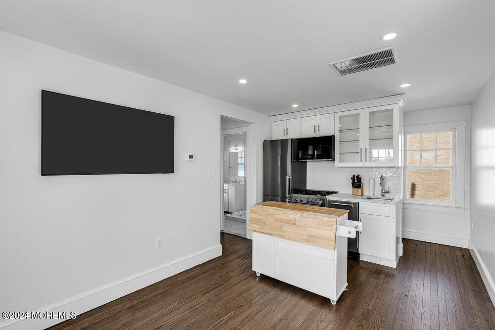 405 Sunset Avenue