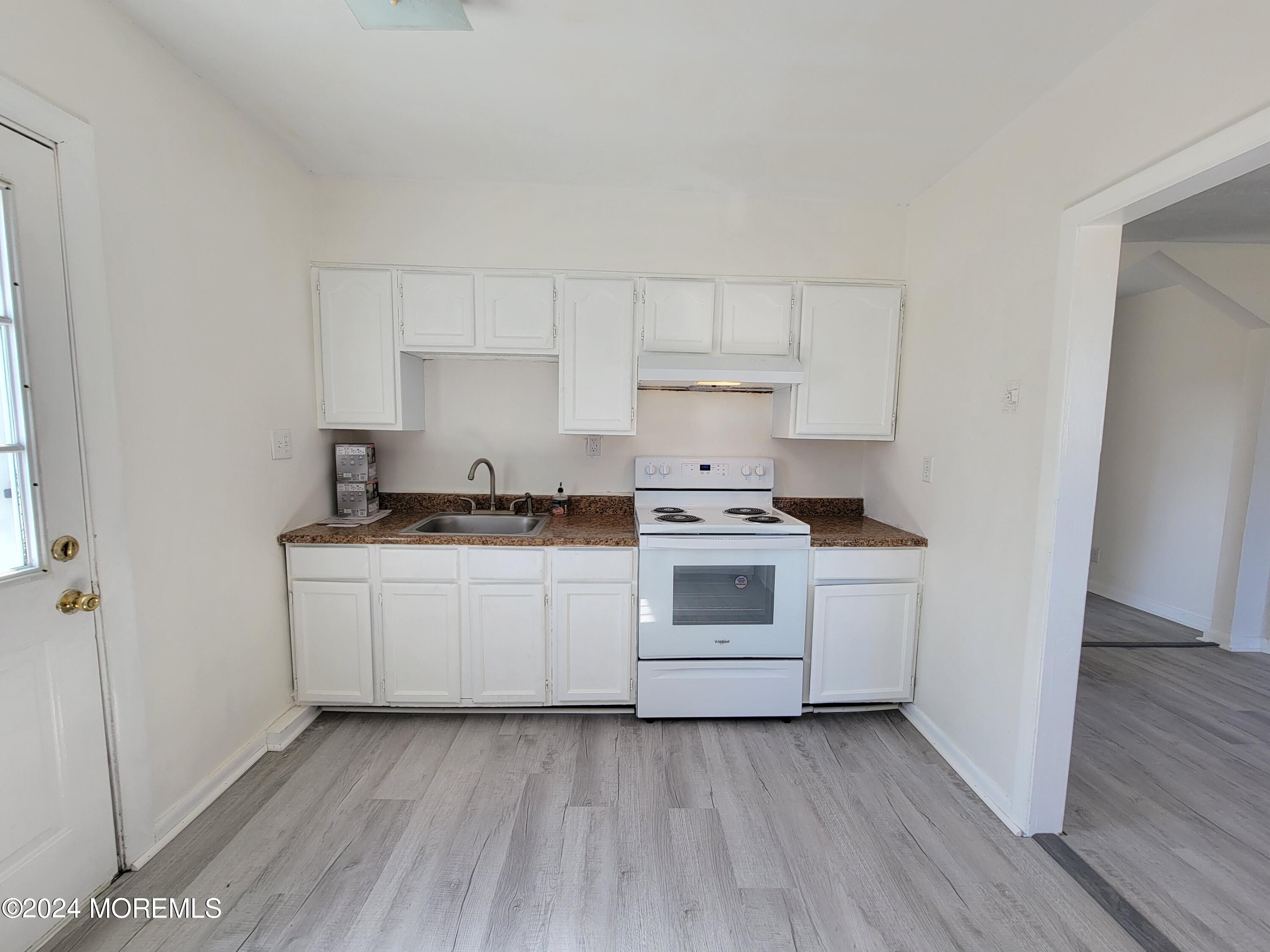 254 Rockwell Avenue, B (UPSTAIIRS)