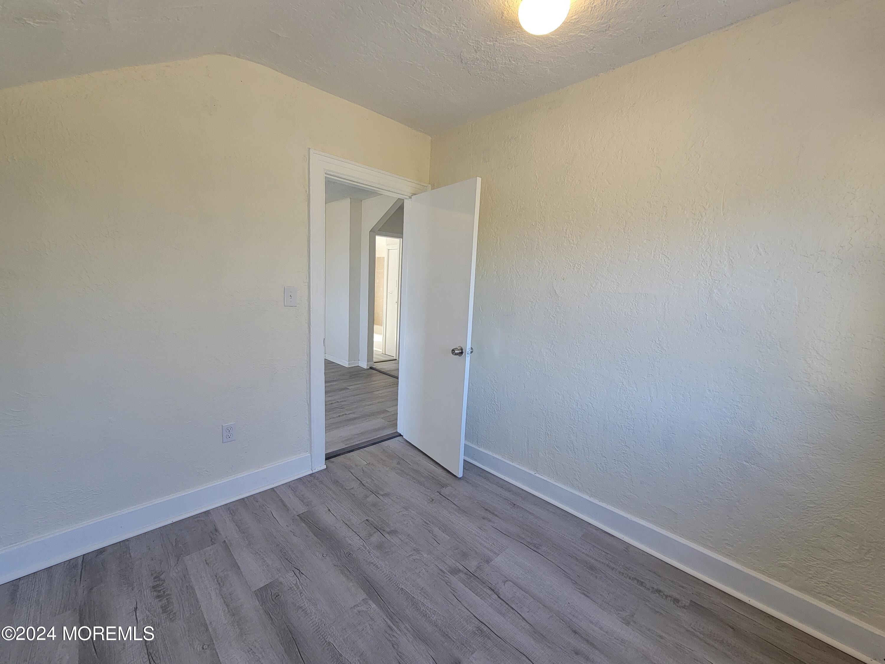 254 Rockwell Avenue, B (UPSTAIIRS)
