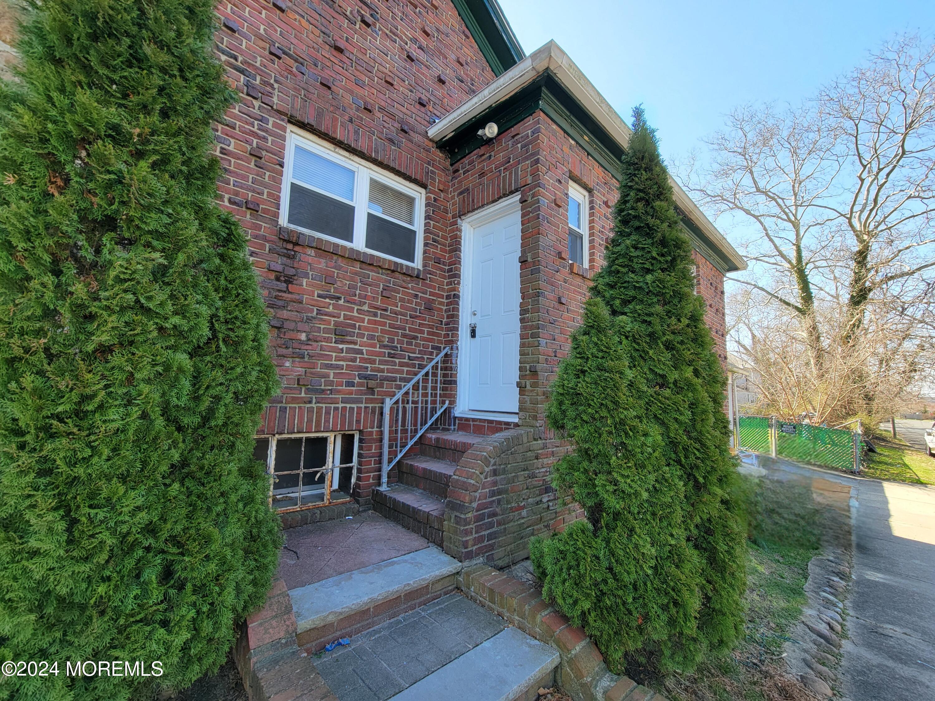 254 Rockwell Avenue, B (UPSTAIIRS)