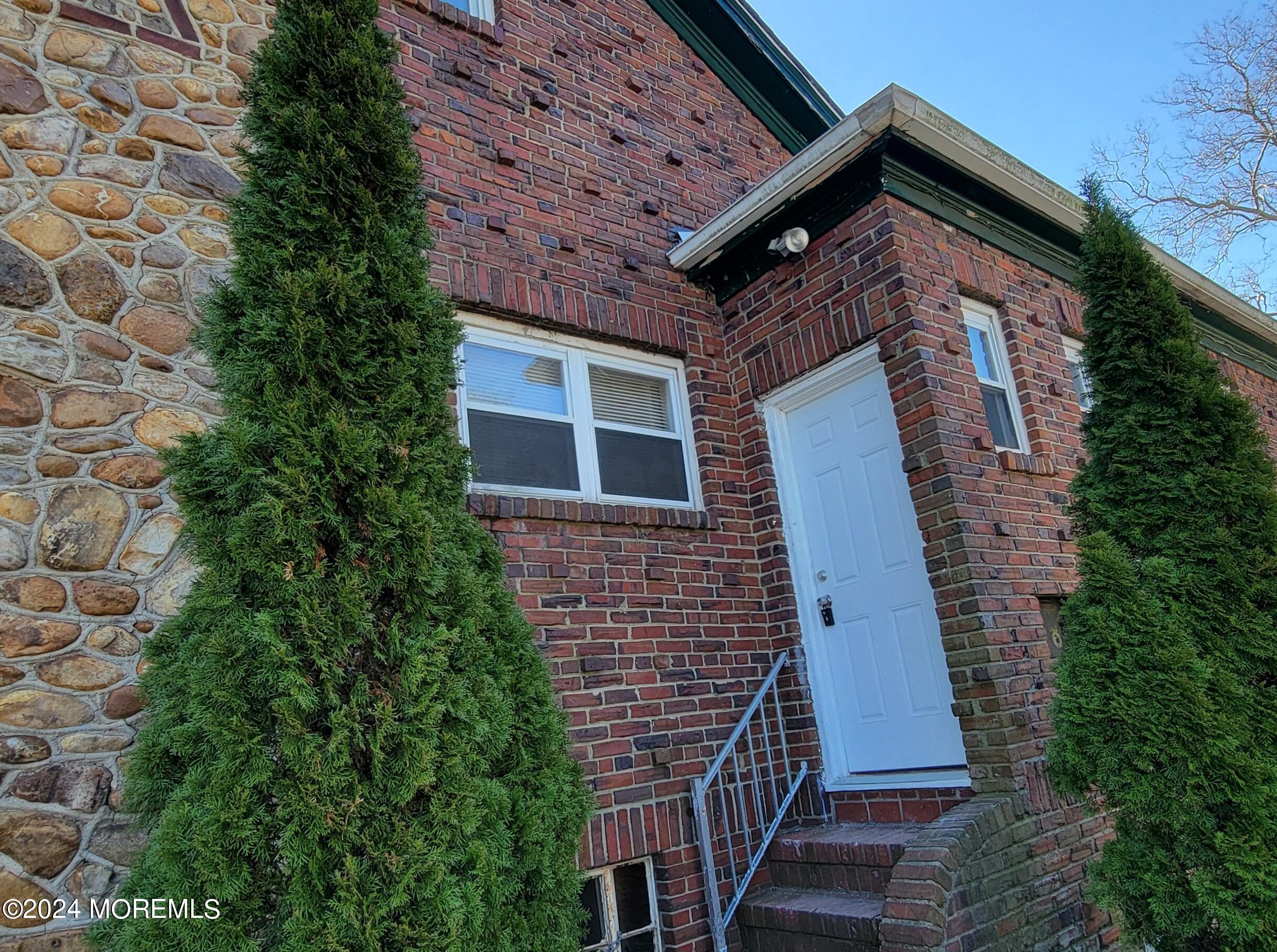 254 Rockwell Avenue, B (UPSTAIIRS)