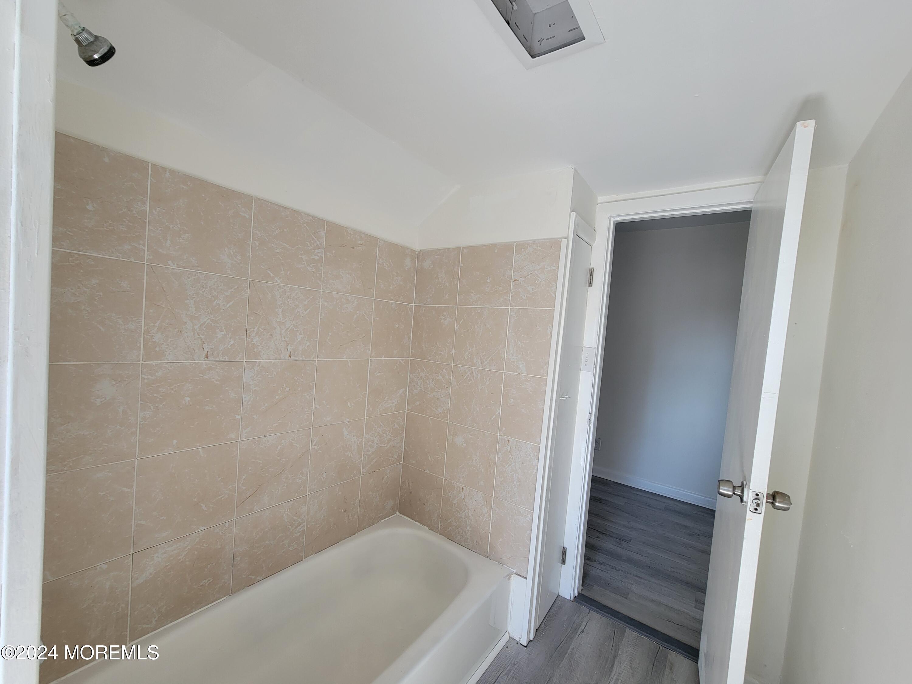 254 Rockwell Avenue, B (UPSTAIIRS)