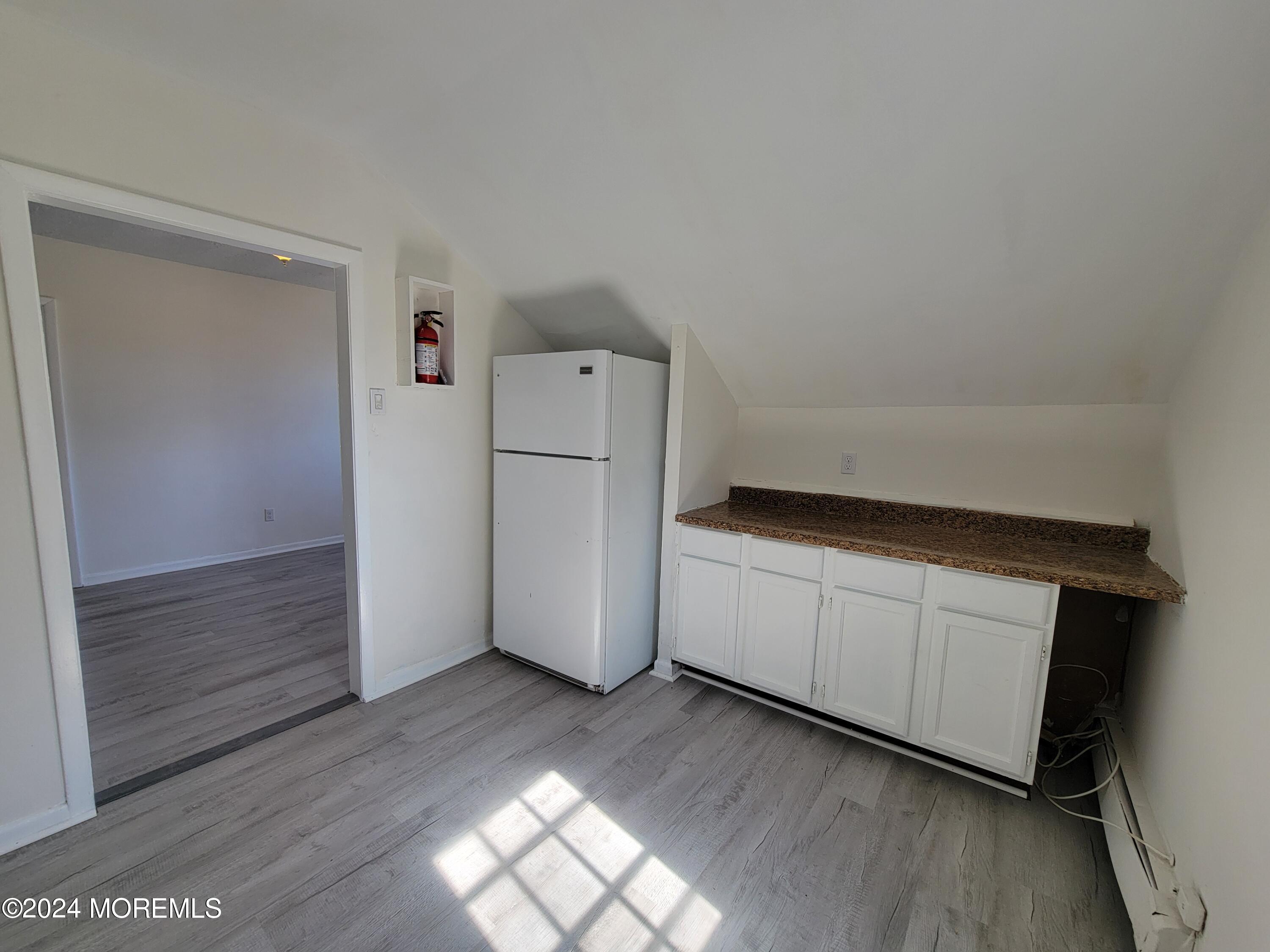 254 Rockwell Avenue, B (UPSTAIIRS)