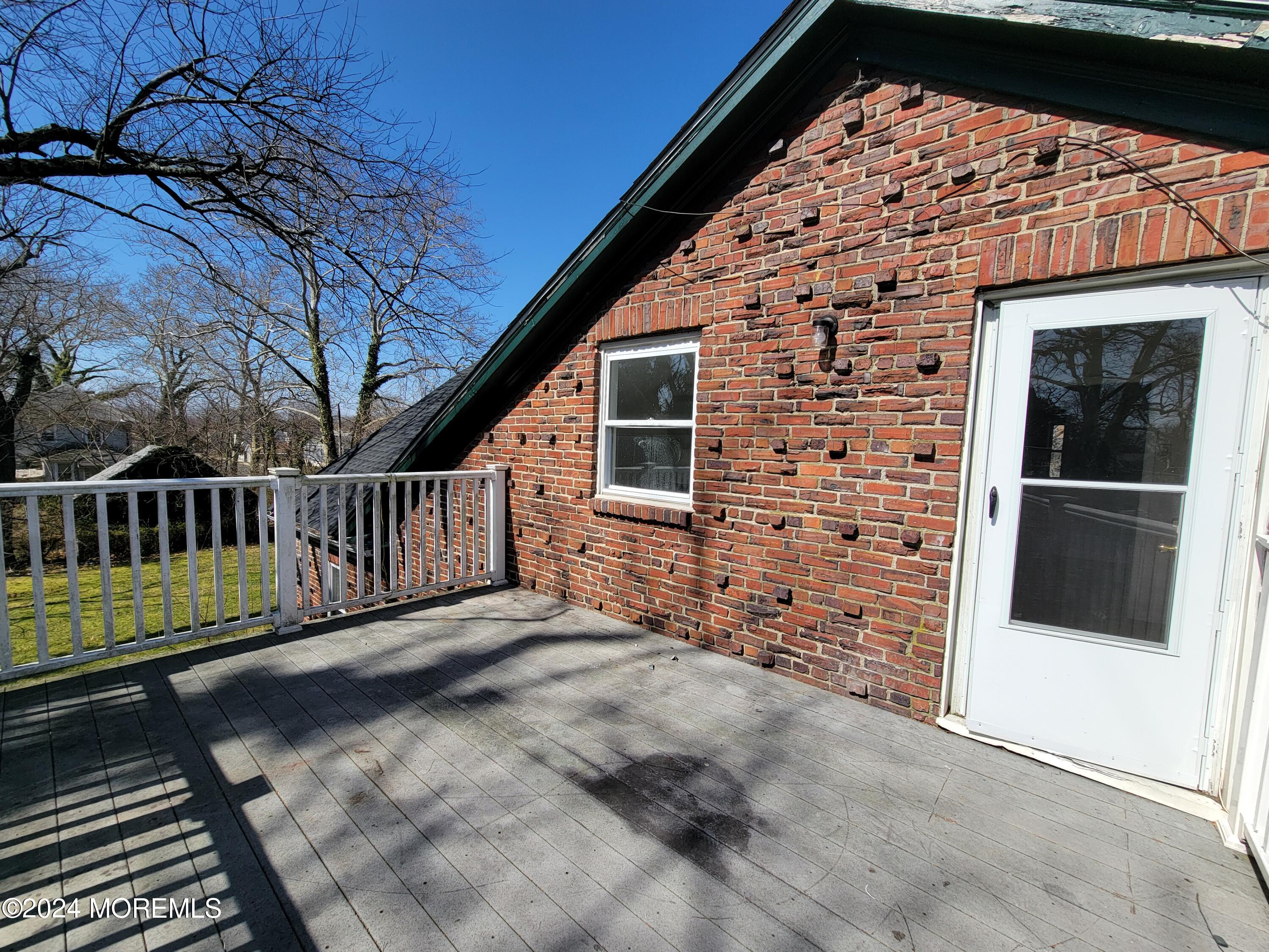 254 Rockwell Avenue, B (UPSTAIIRS)
