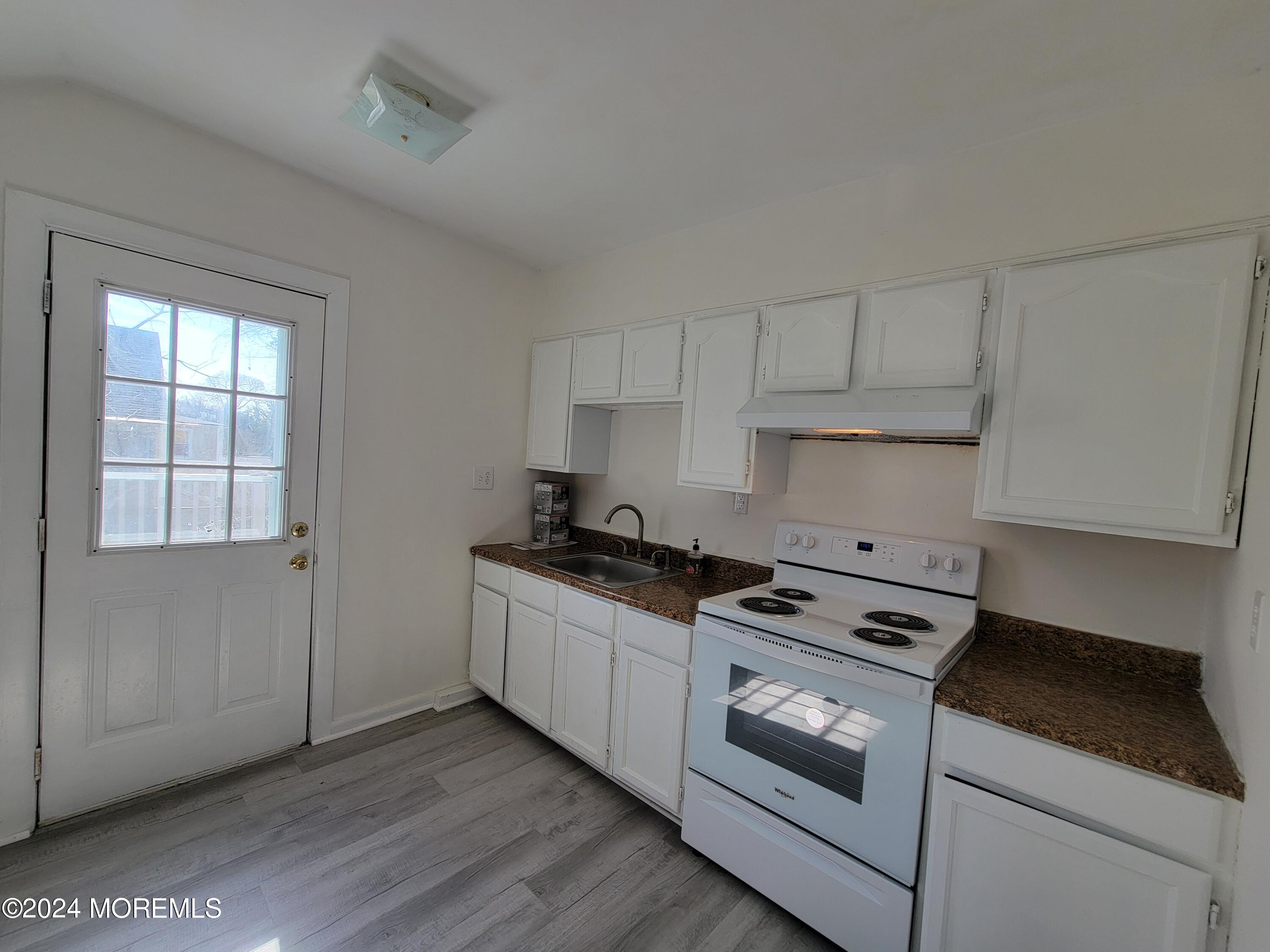 254 Rockwell Avenue, B (UPSTAIIRS)