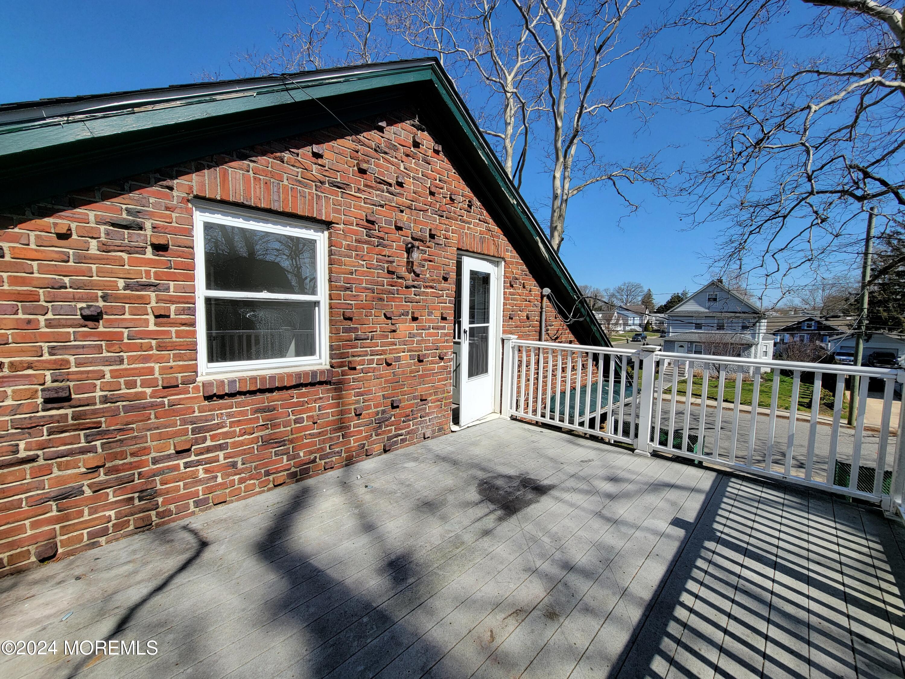 254 Rockwell Avenue, B (UPSTAIIRS)