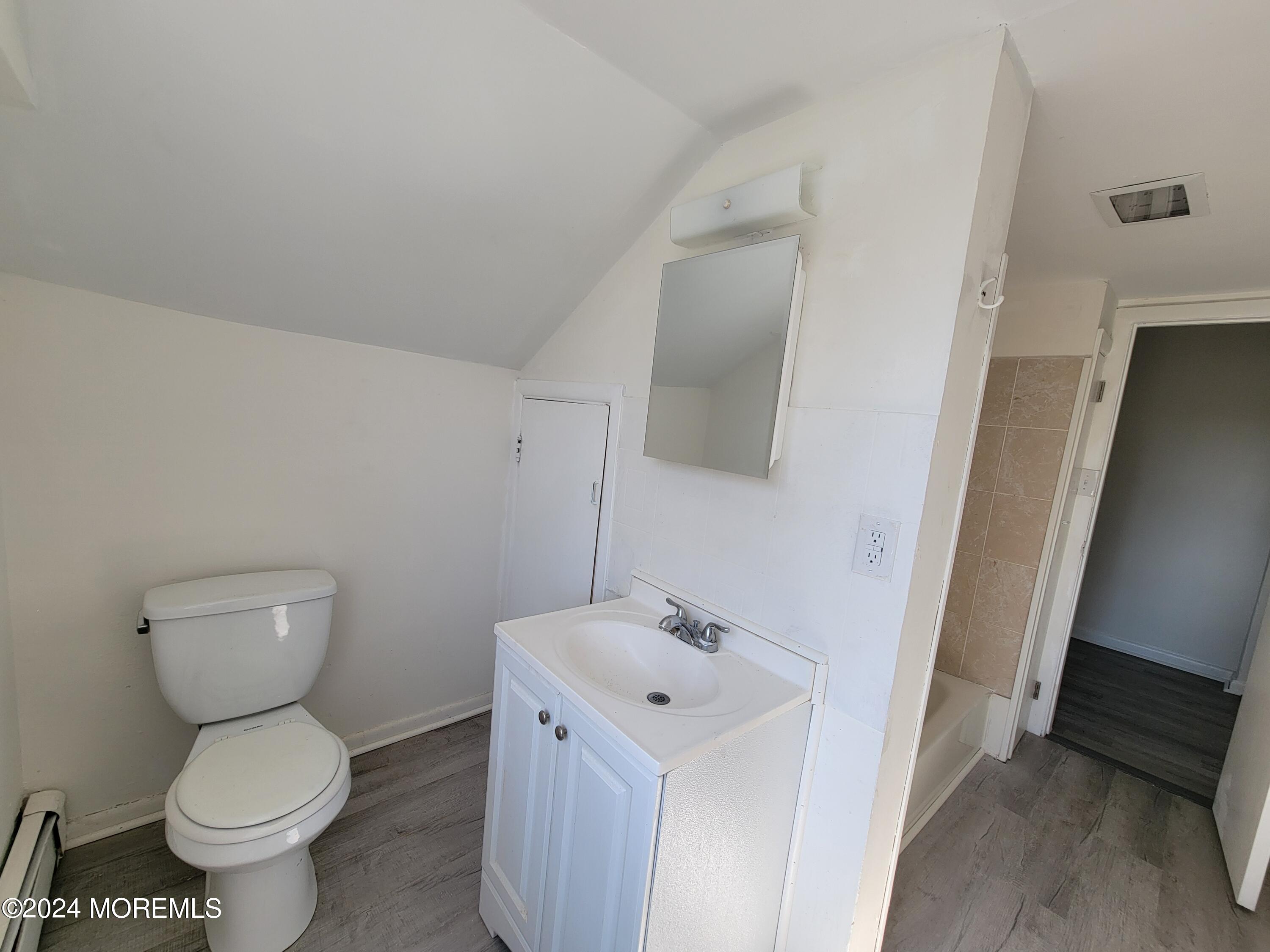 254 Rockwell Avenue, B (UPSTAIIRS)