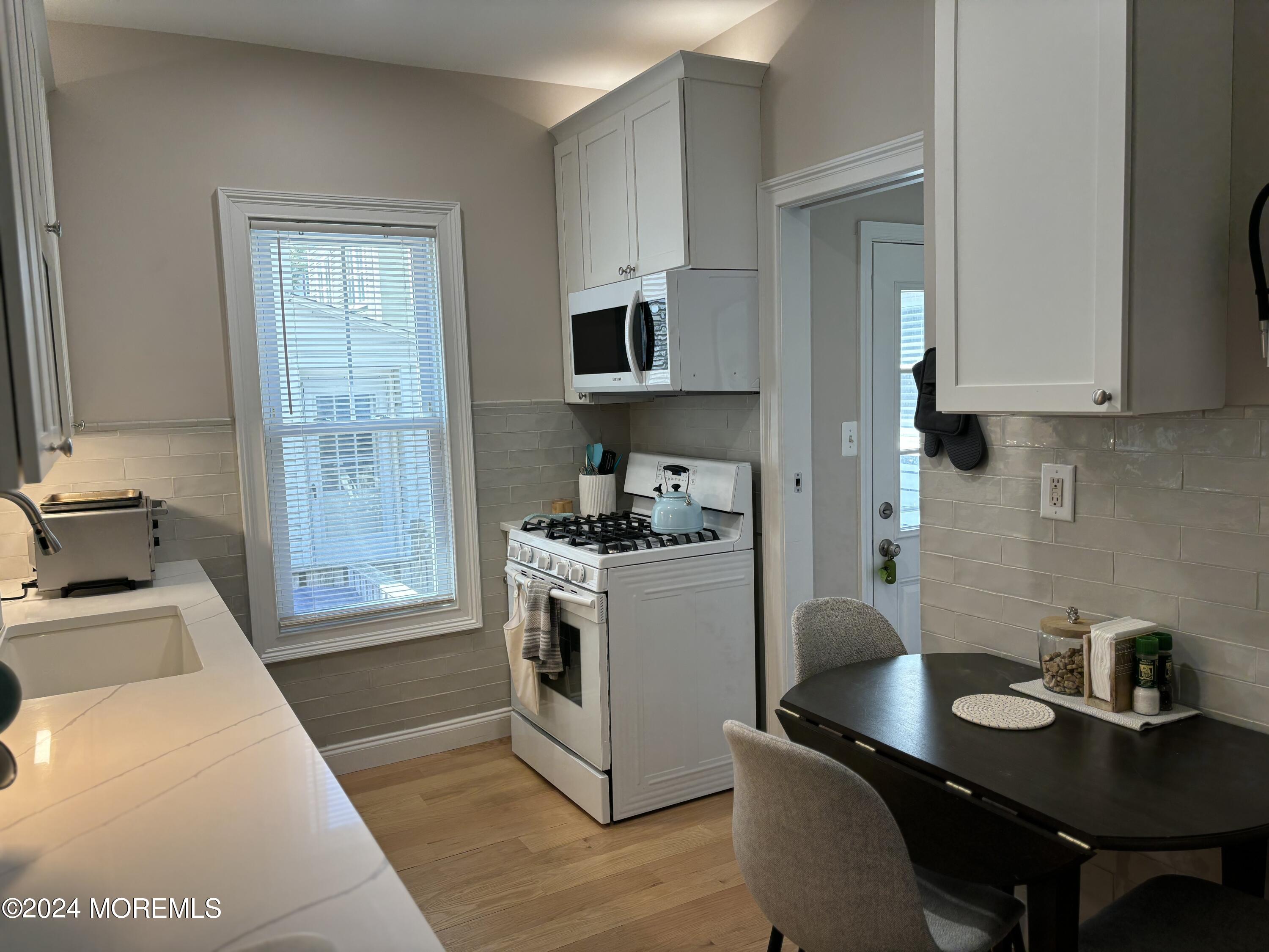 7 Abbott Avenue, 1W