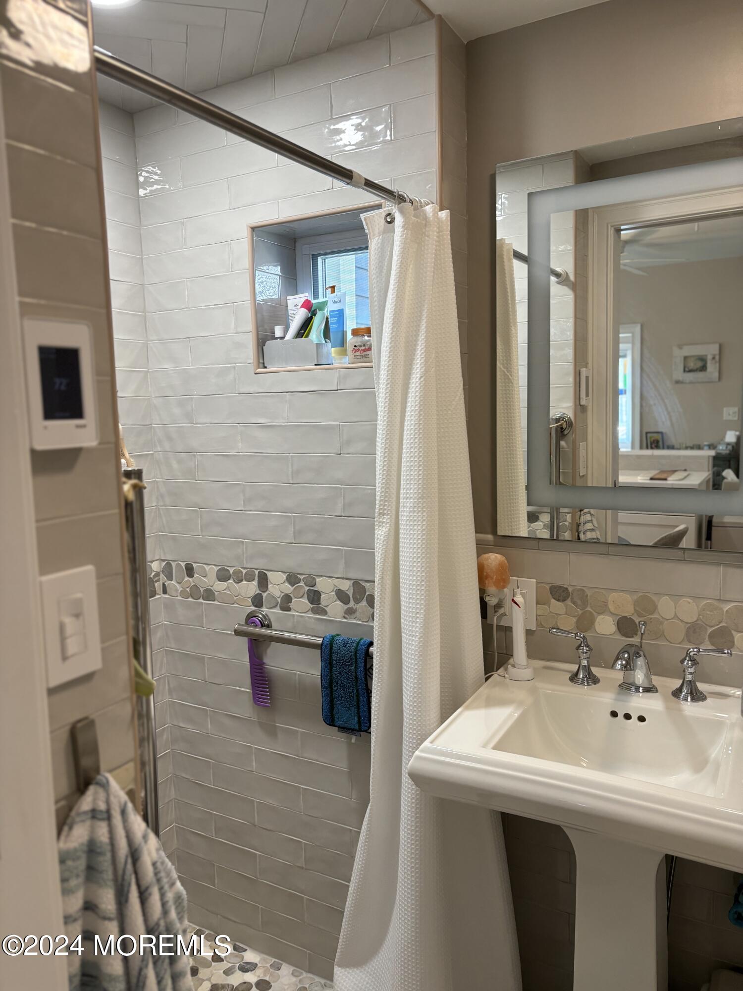 7 Abbott Avenue, 1W