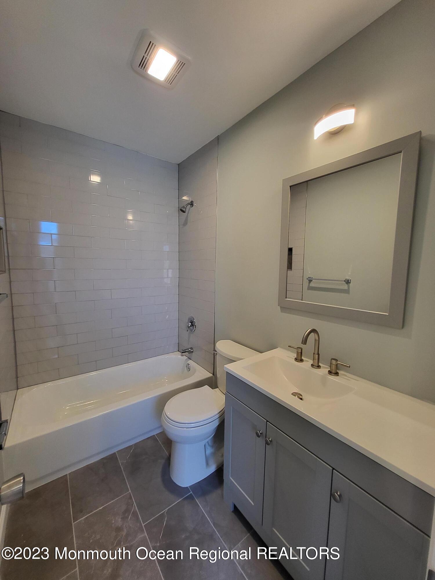 213 Center Avenue