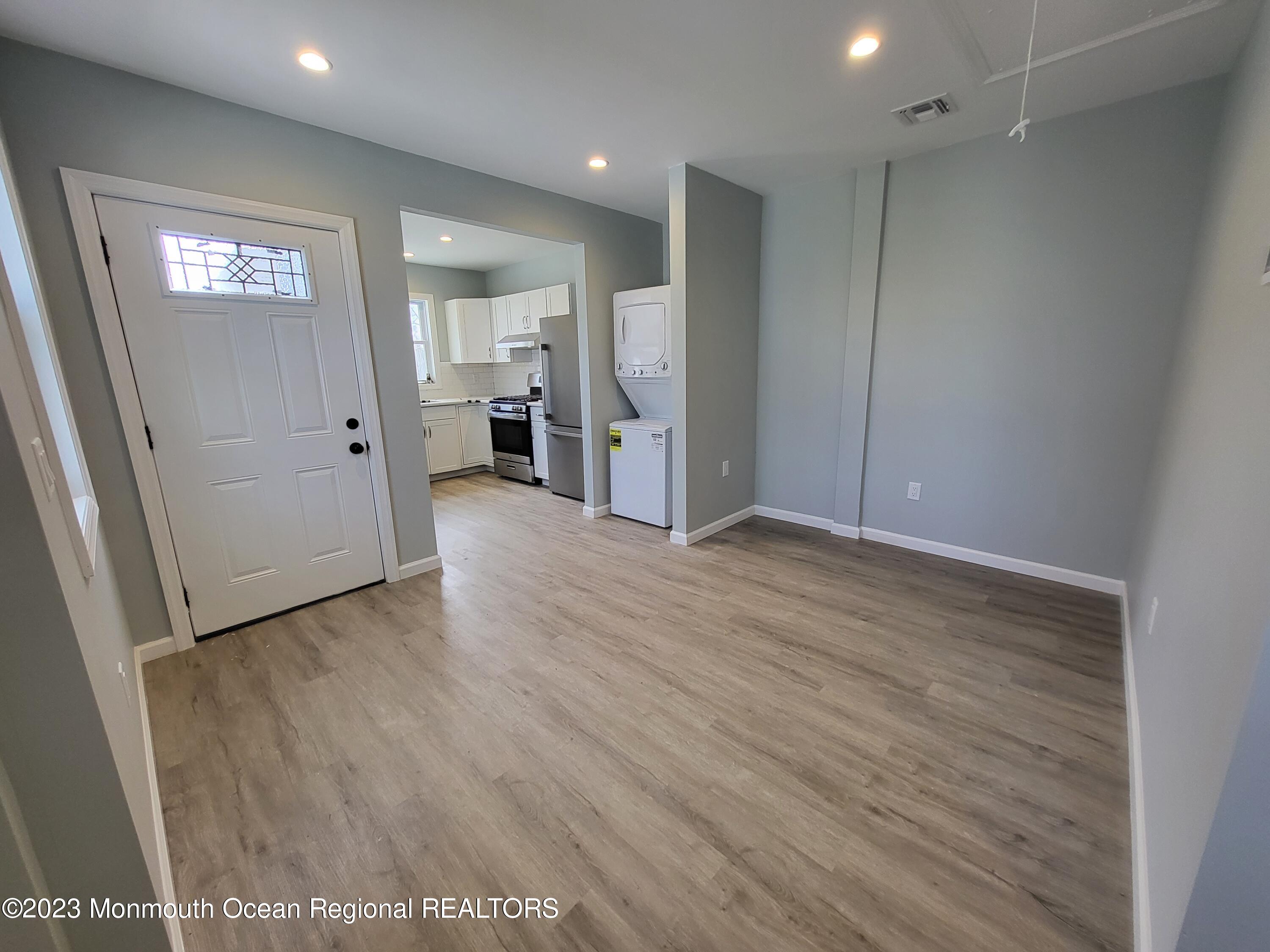 213 Center Avenue