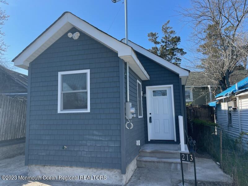 213 Center Avenue