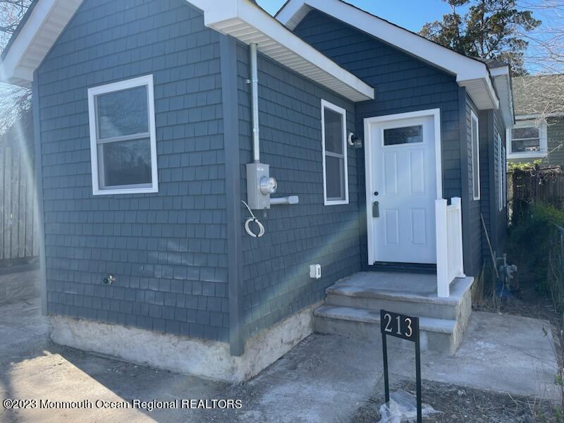 213 Center Avenue