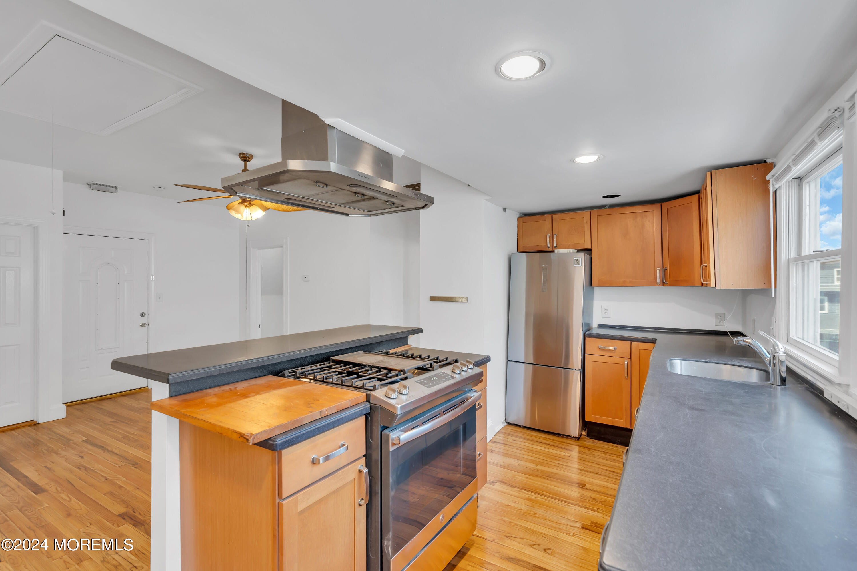 304 8th Avenue, 3