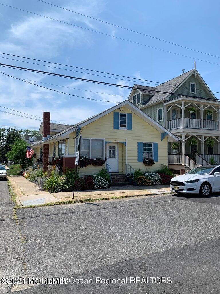 140 Franklin Avenue, Front