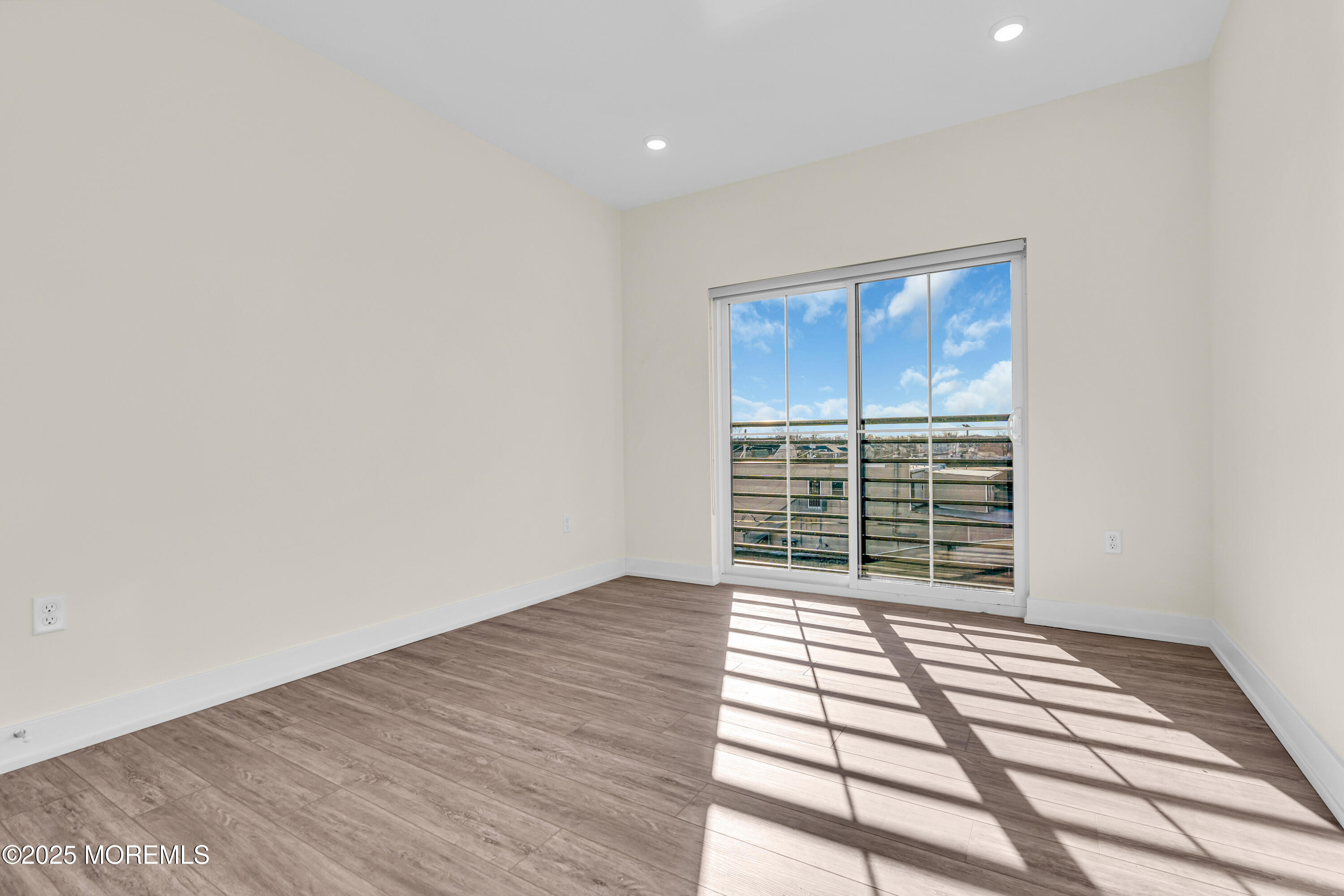 19 Carr Avenue, 220