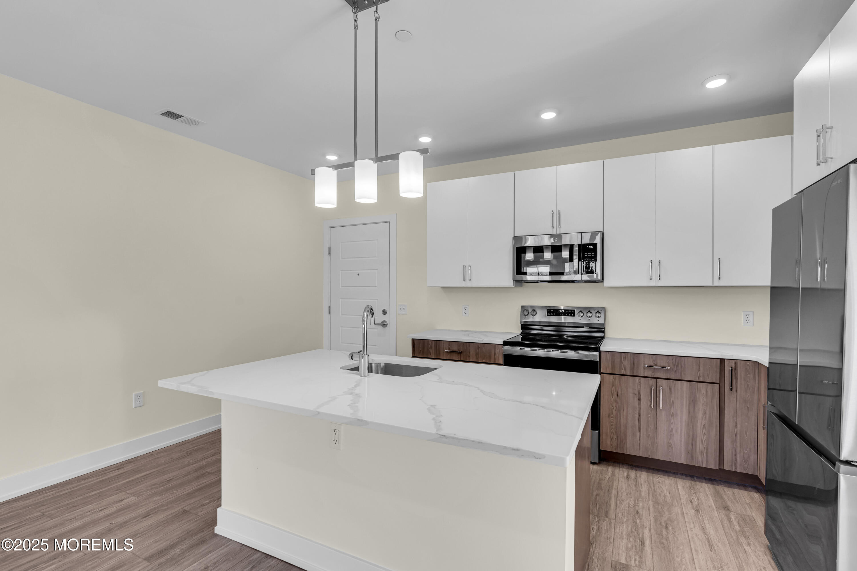 19 Carr Avenue, 220