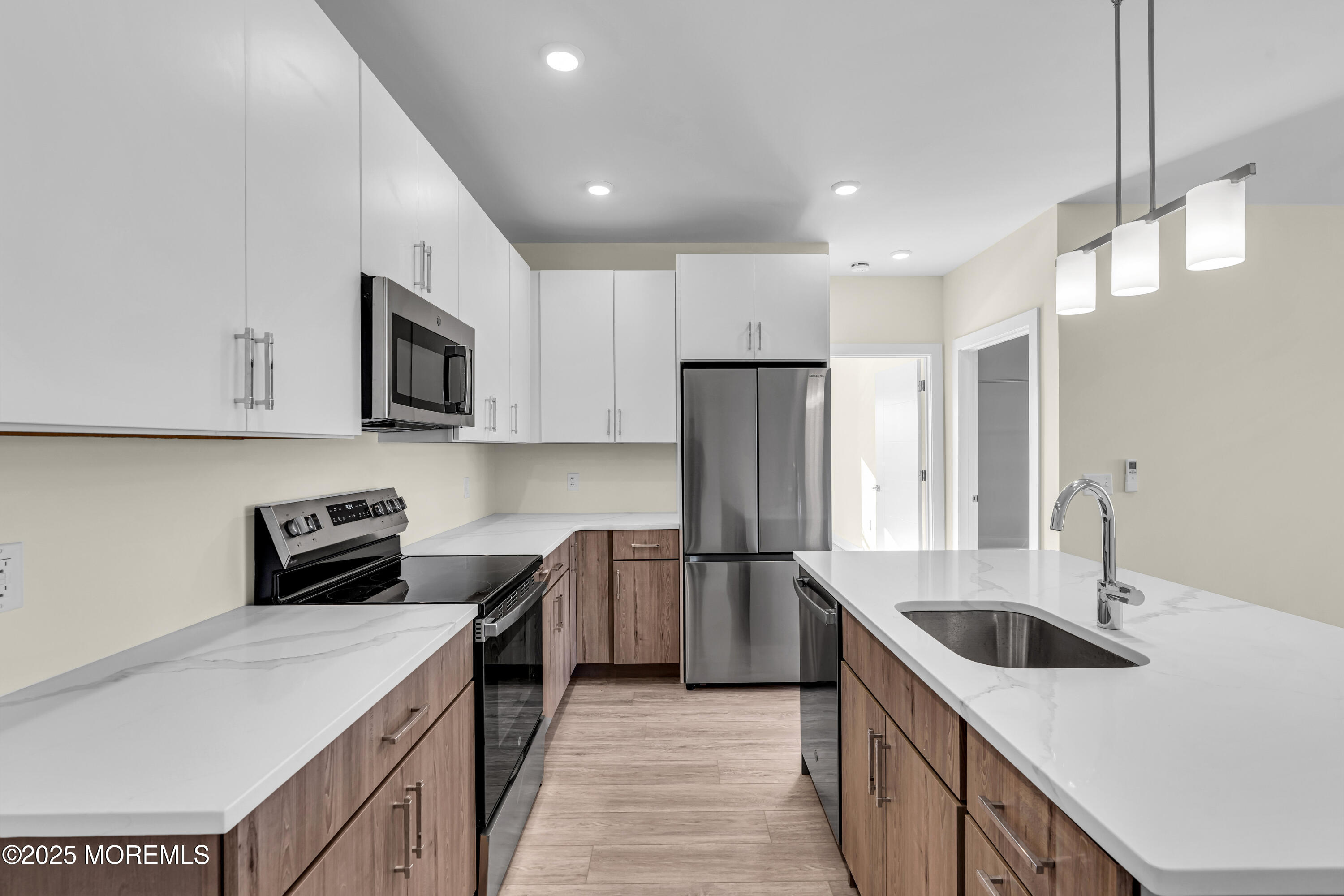 19 Carr Avenue, 220