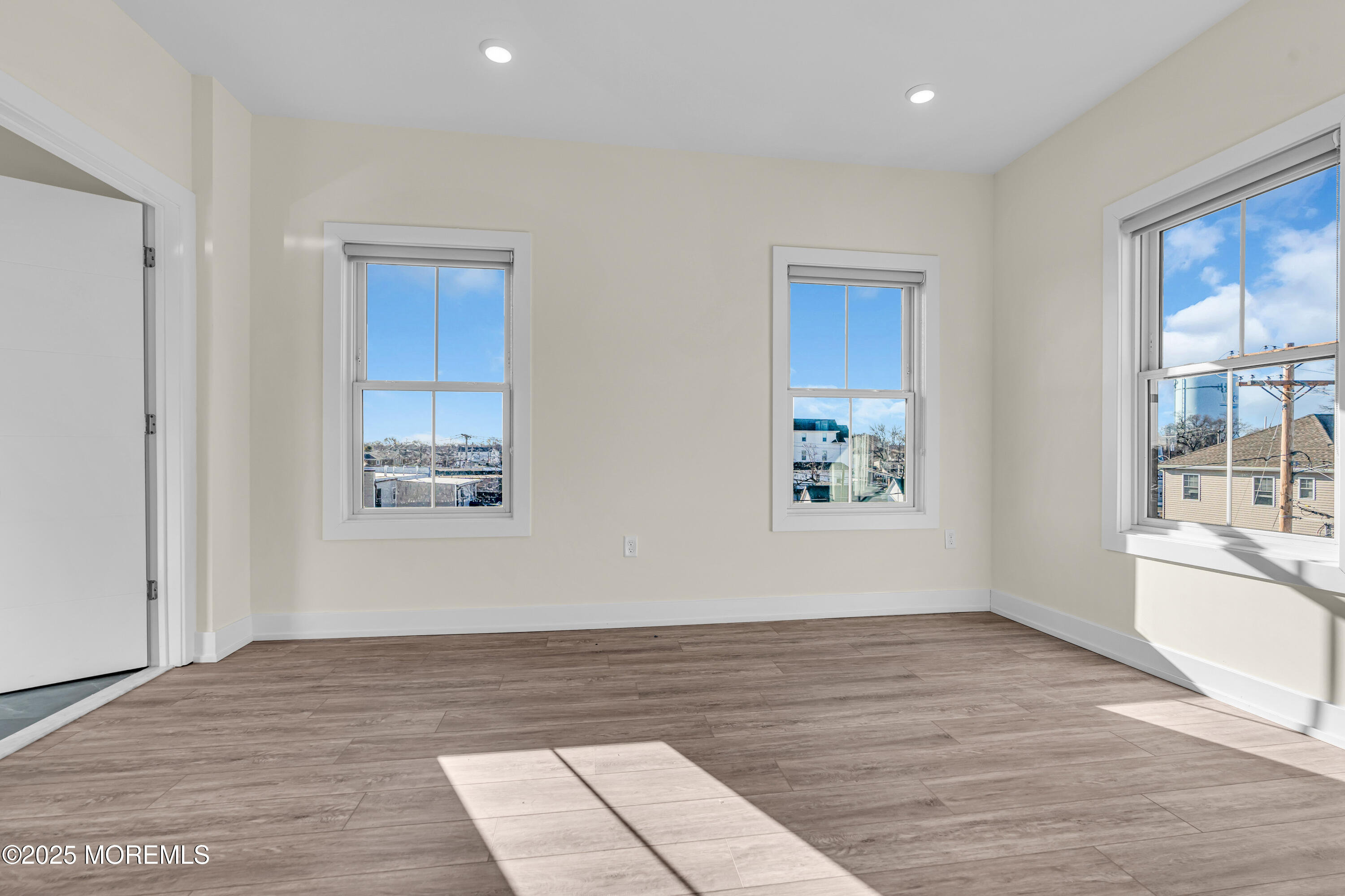 19 Carr Avenue, 220