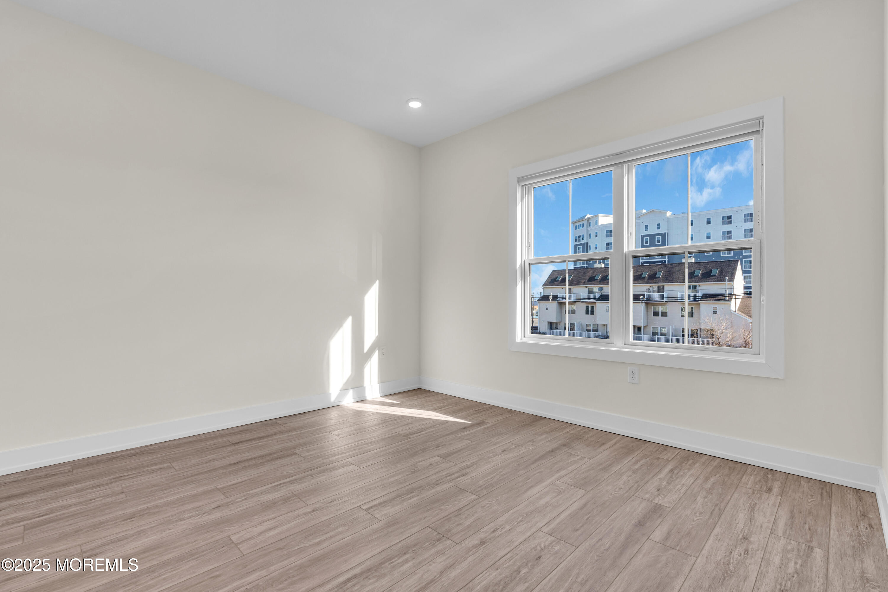19 Carr Avenue, 319
