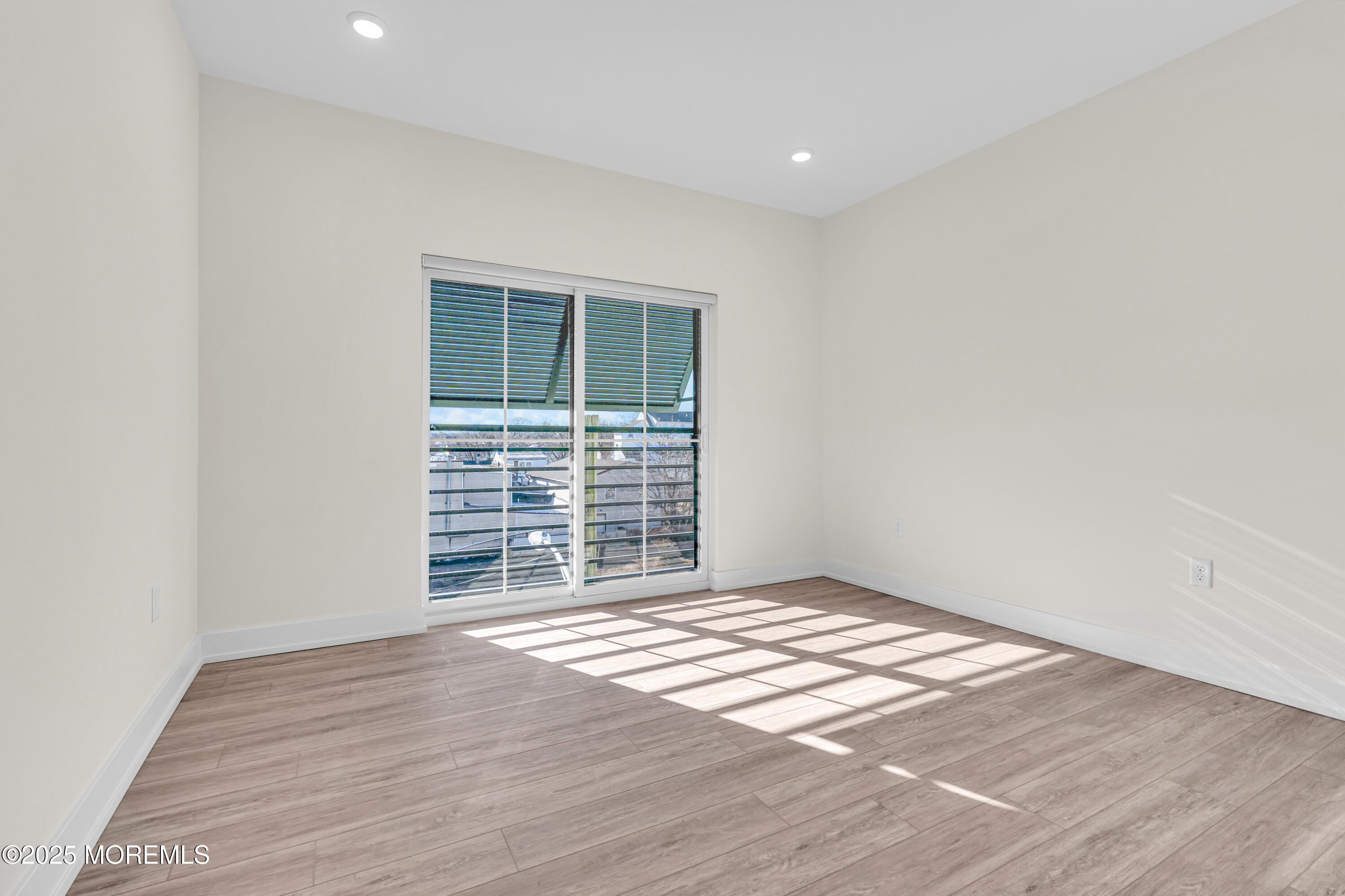 19 Carr Avenue, 319