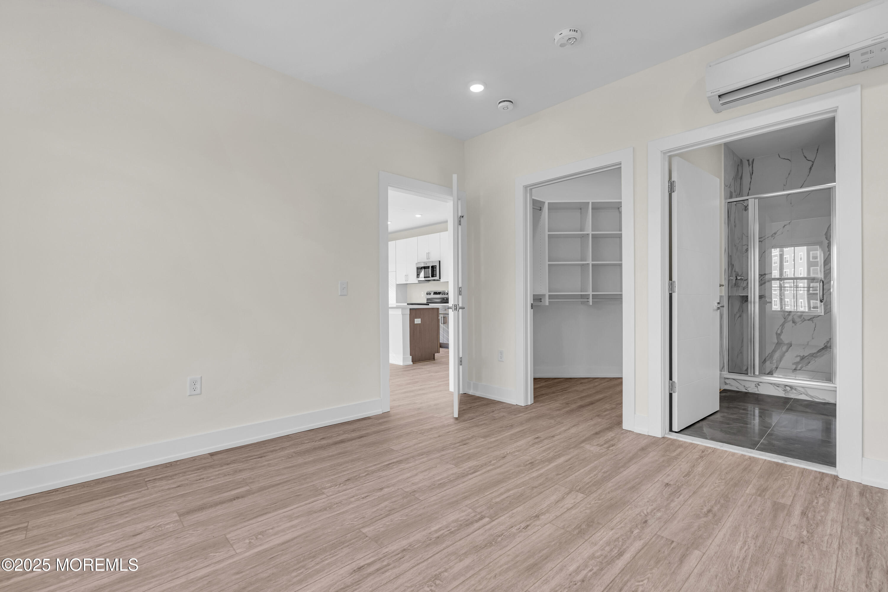 19 Carr Avenue, 319