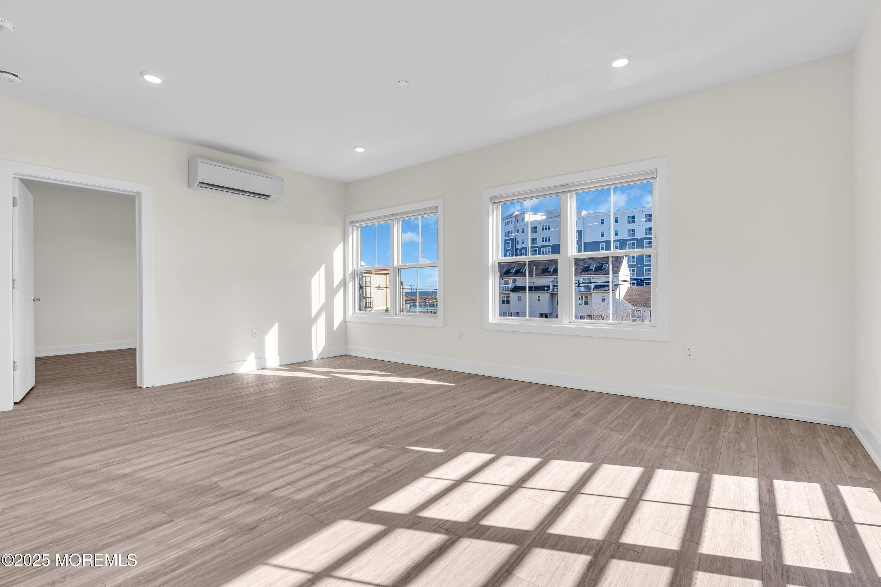 19 Carr Avenue, 319