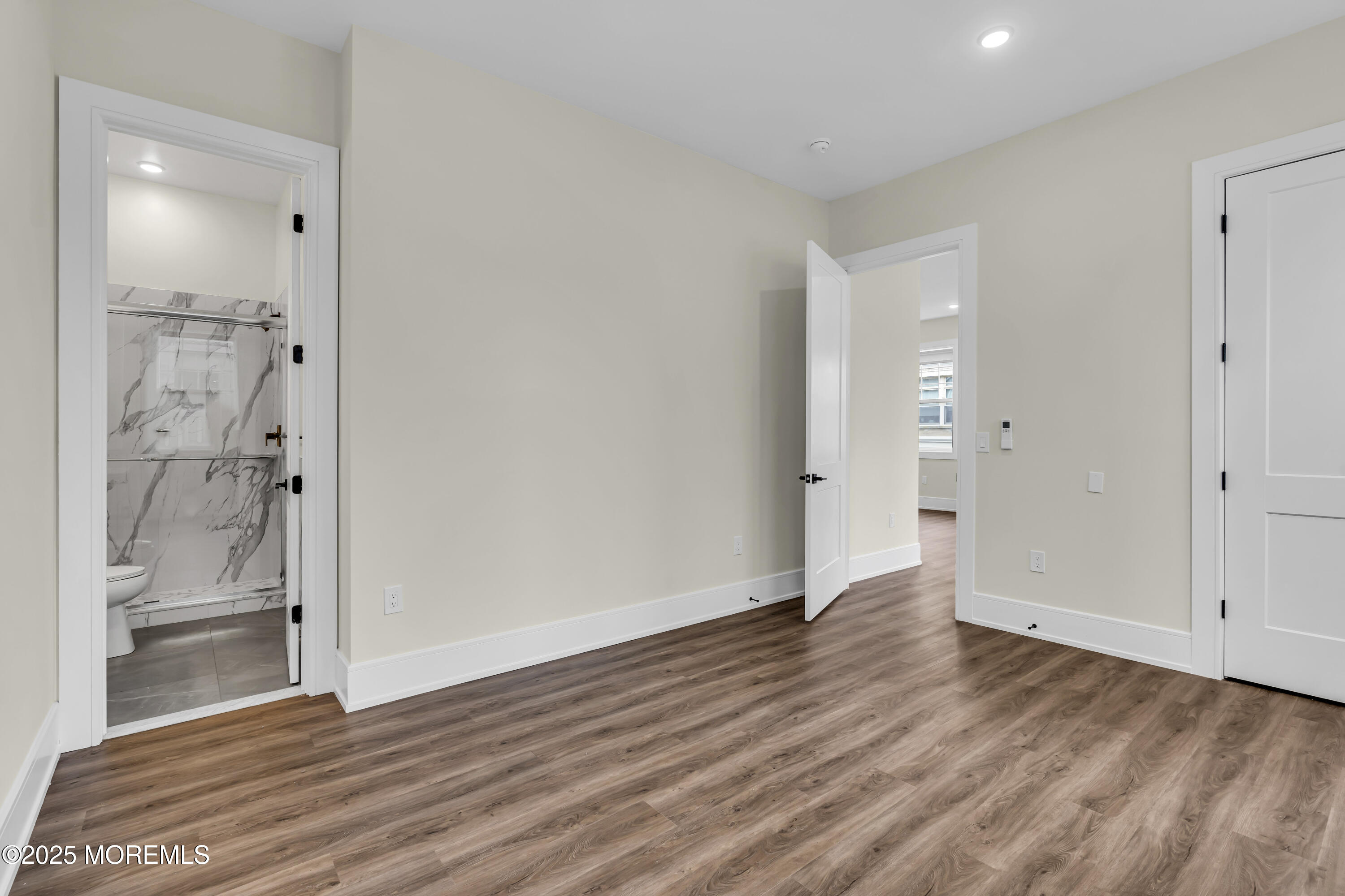527 Bangs Avenue, 214