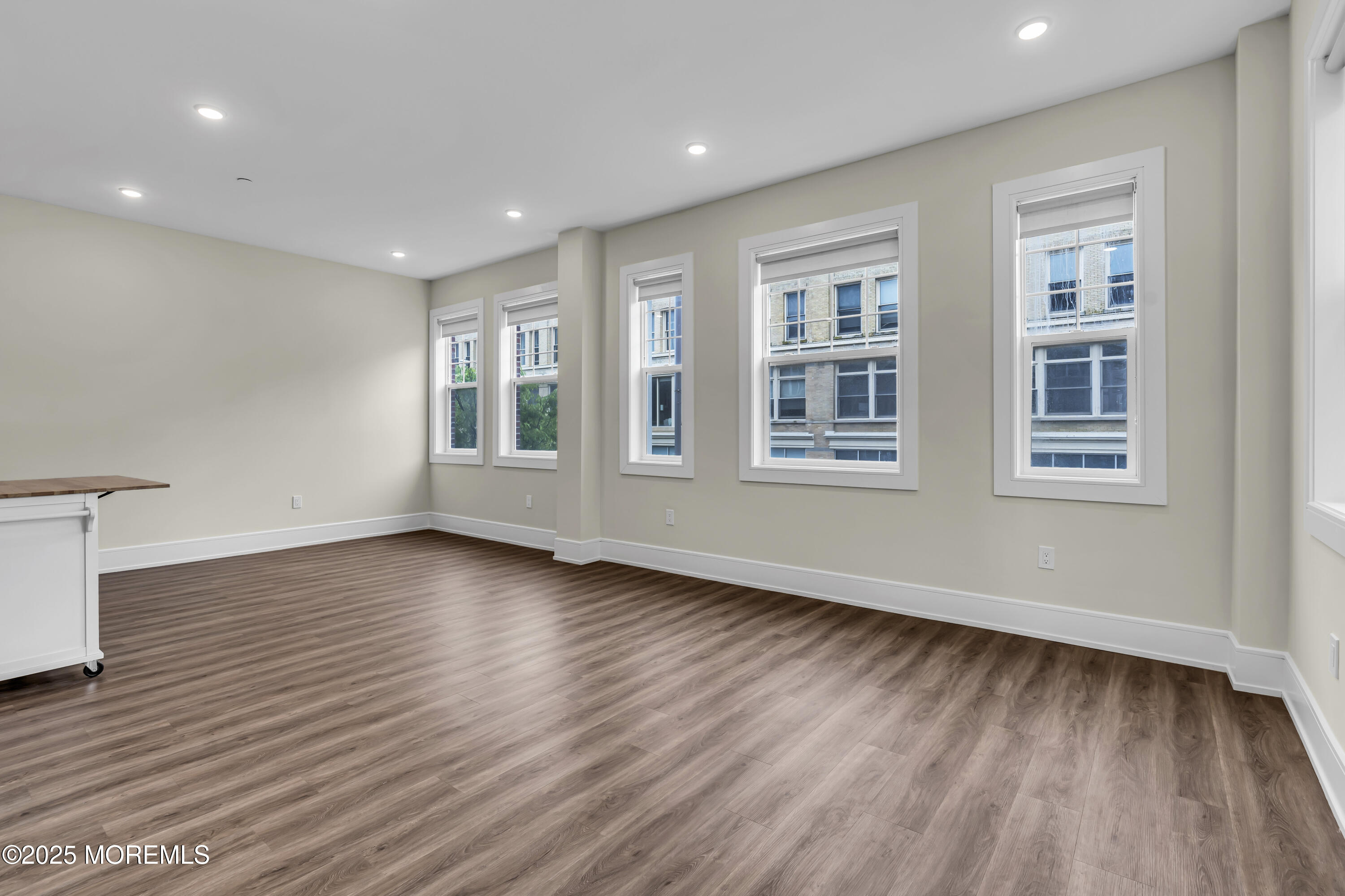 527 Bangs Avenue, 214