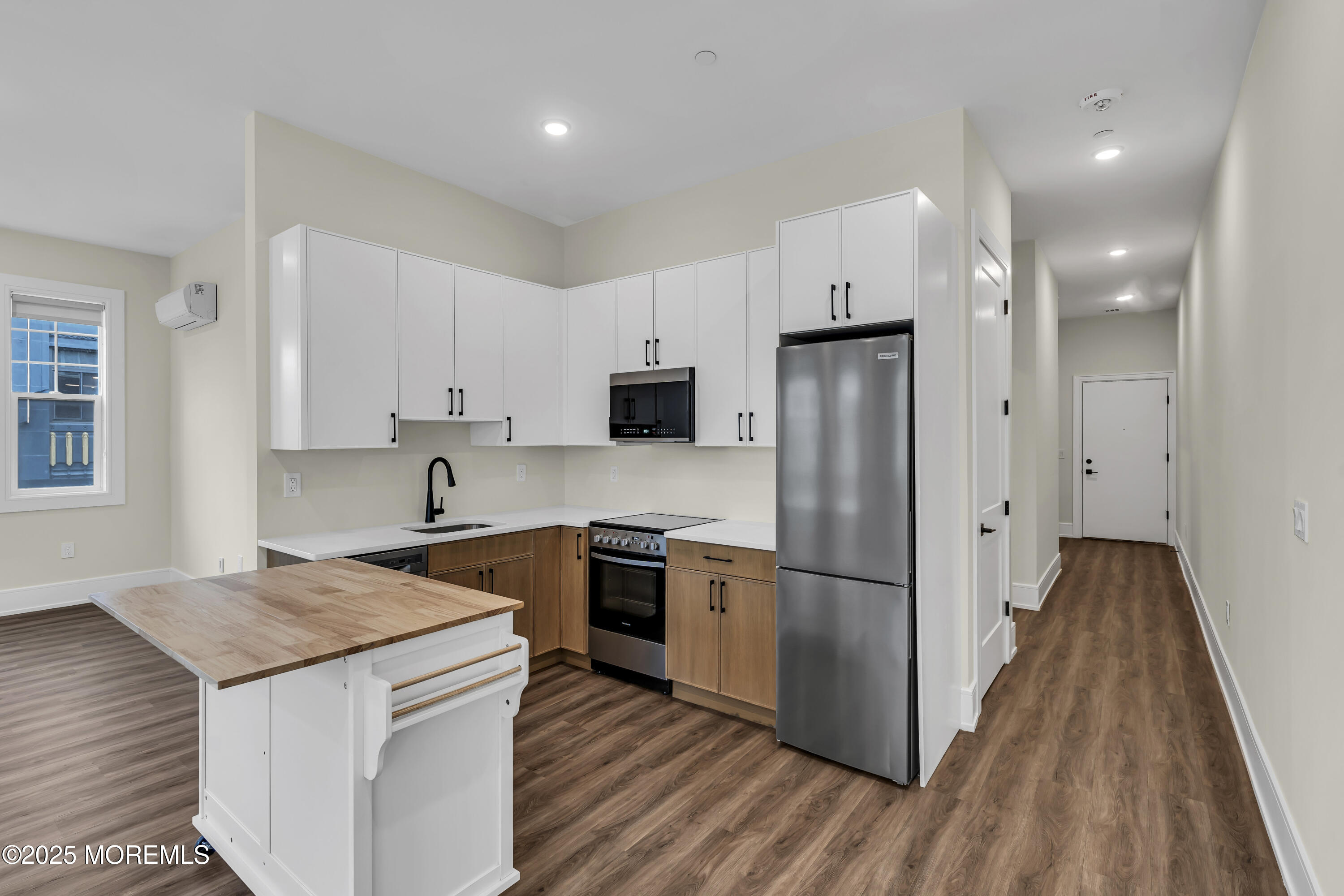 527 Bangs Avenue, 214