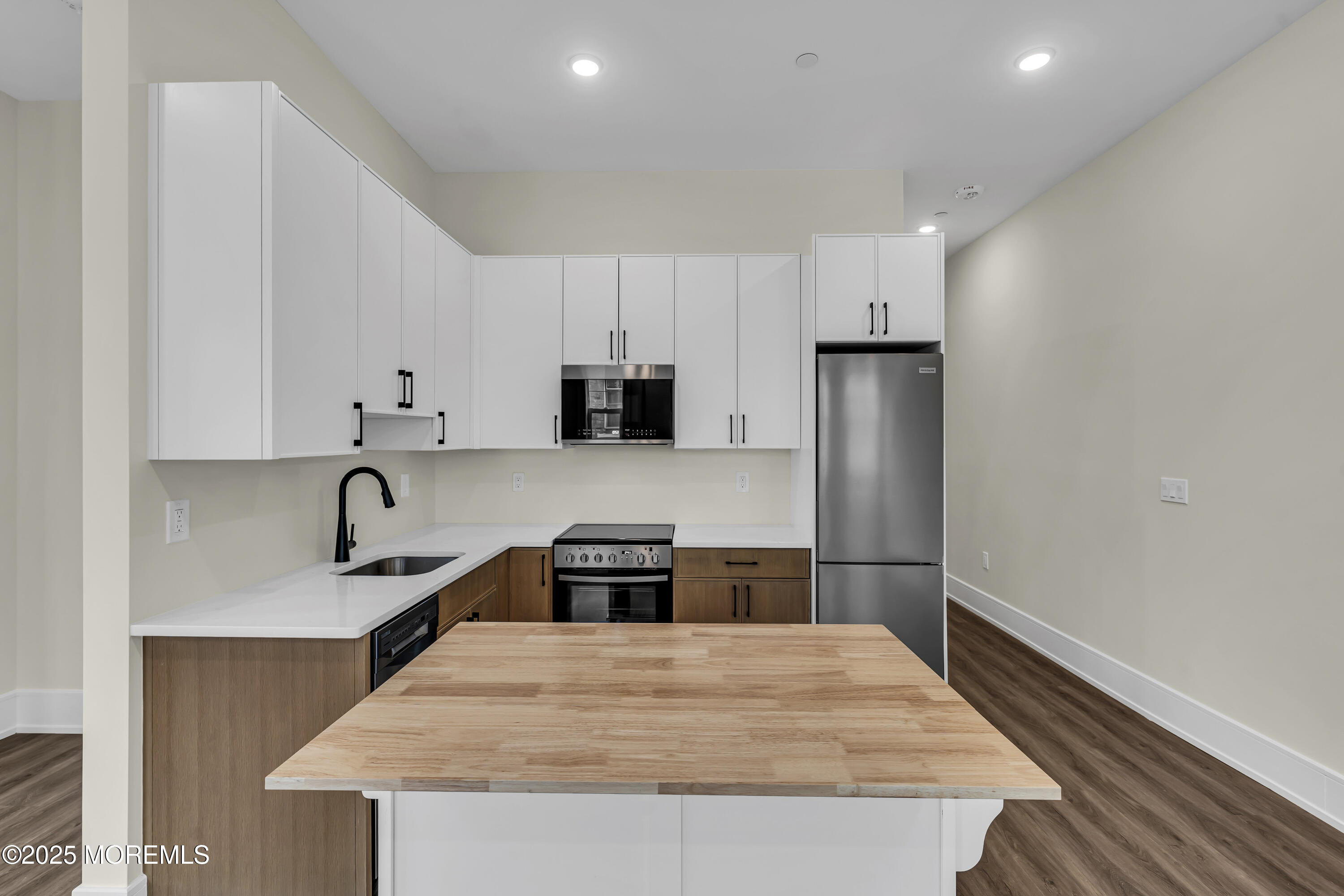 527 Bangs Avenue, 214