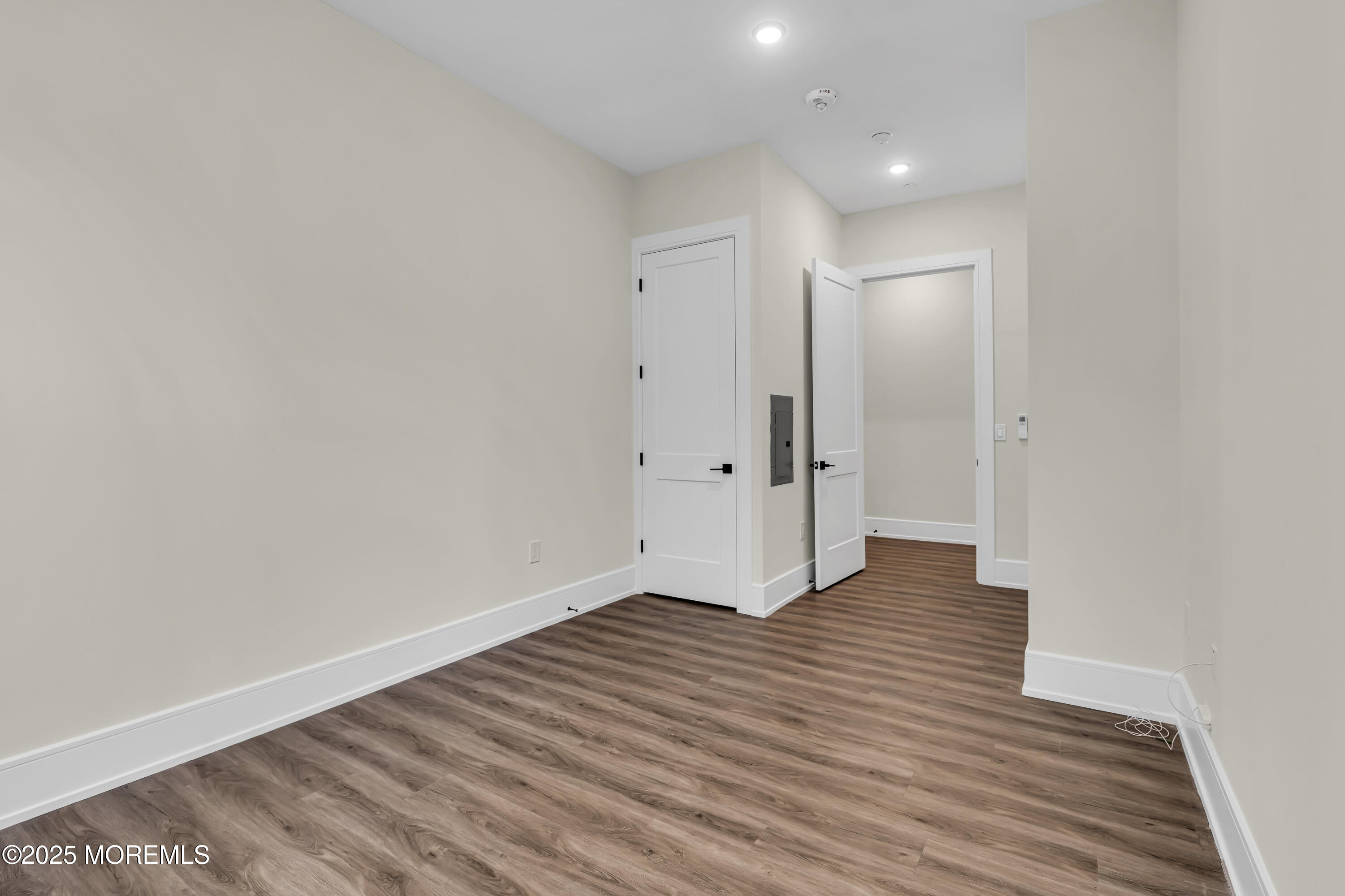 527 Bangs Avenue, 214